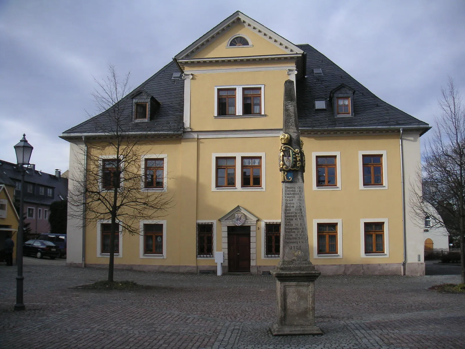 Photo showing: Schlettau im Erzgebirge, Postmeilensäule und Reutherhaus.
