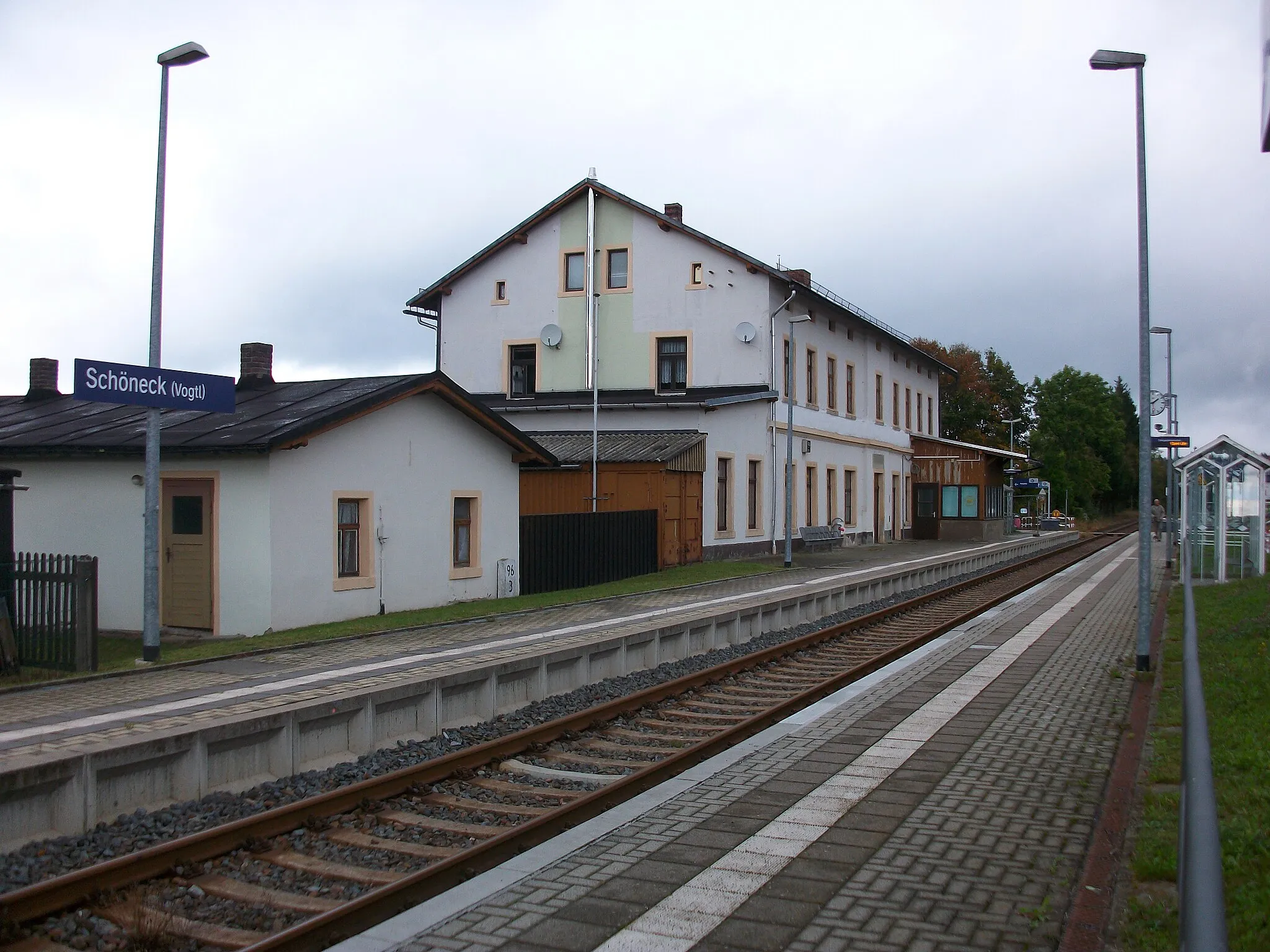 Photo showing: Bahnhof Schöneck (Vogtl), Richtung Falkenstein (2016)