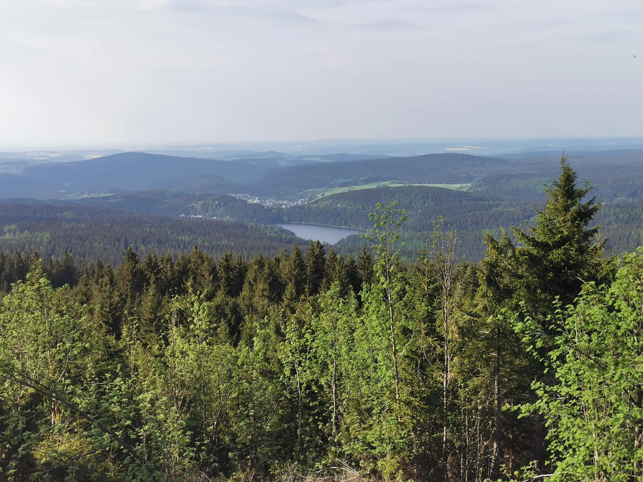 Photo showing: Blick vom Auersberg nach Norden. Zentral im Bild die Talsperre Sosa