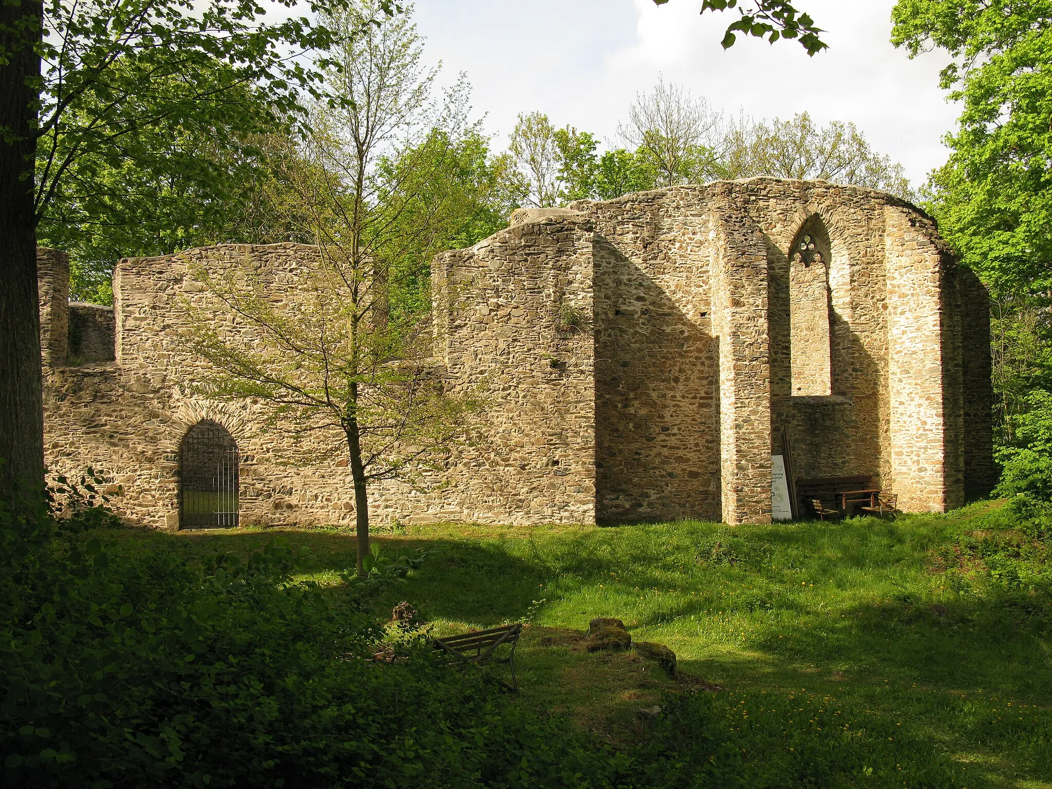 Photo showing: Ruine der unteren Burgstein-Kirche von Süden (Gemeinde Weischlitz)