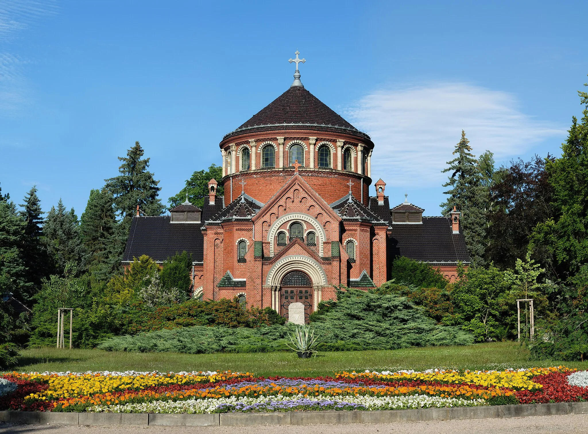 Photo showing: This image shows the cemetery chapel in Werdau, Germany. It is an eleven segment panoramic image.