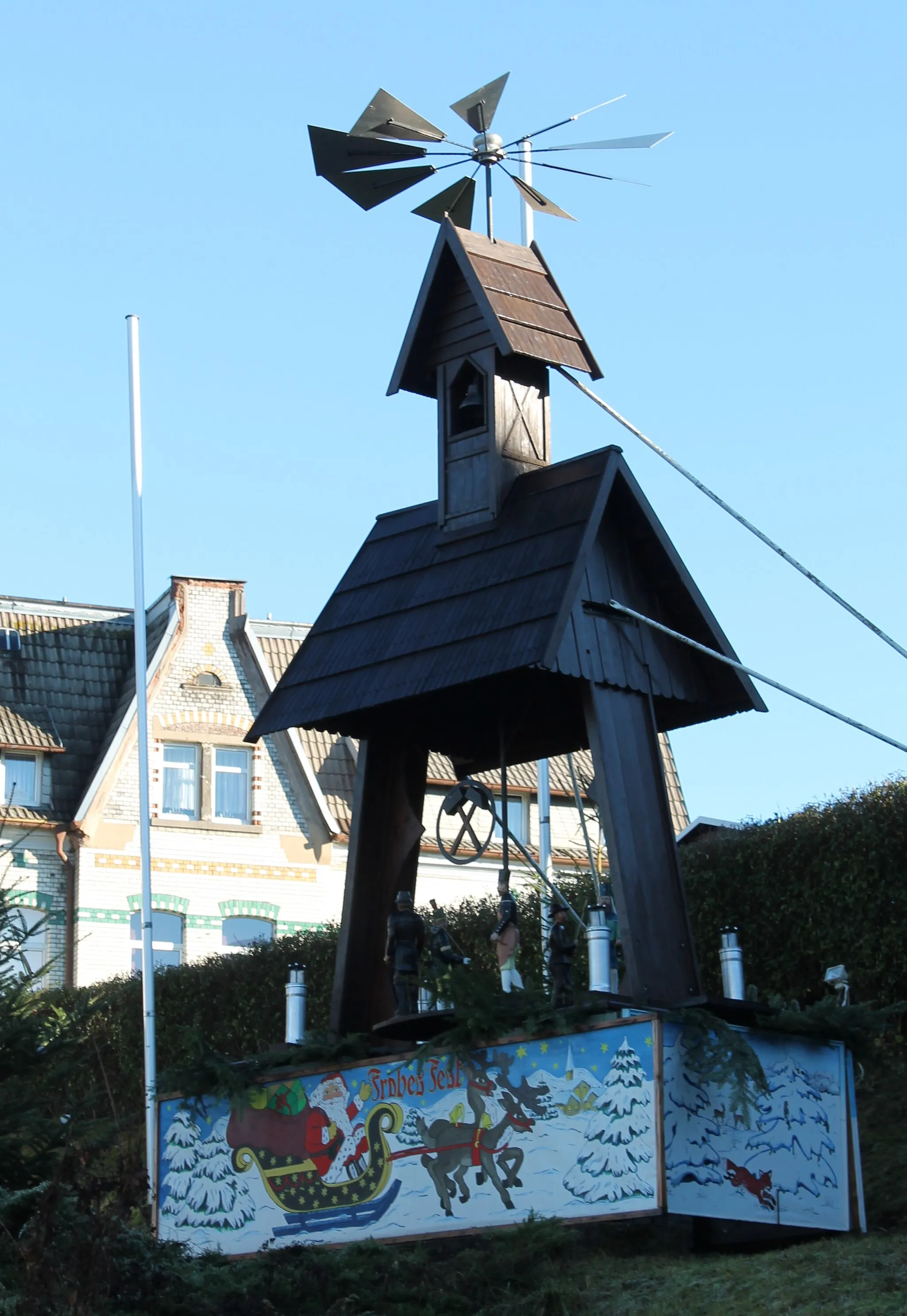 Photo showing: Outdoor christmas pyramid in Wildenfels. Saxony, Germany.
