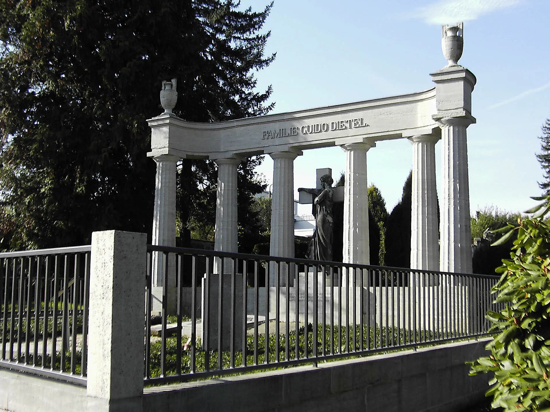Photo showing: Grabstätte der Fabrikantenfamilie Dietel auf dem Wilkauer Friedhof in Wilkau-Haßlau, Sachsen