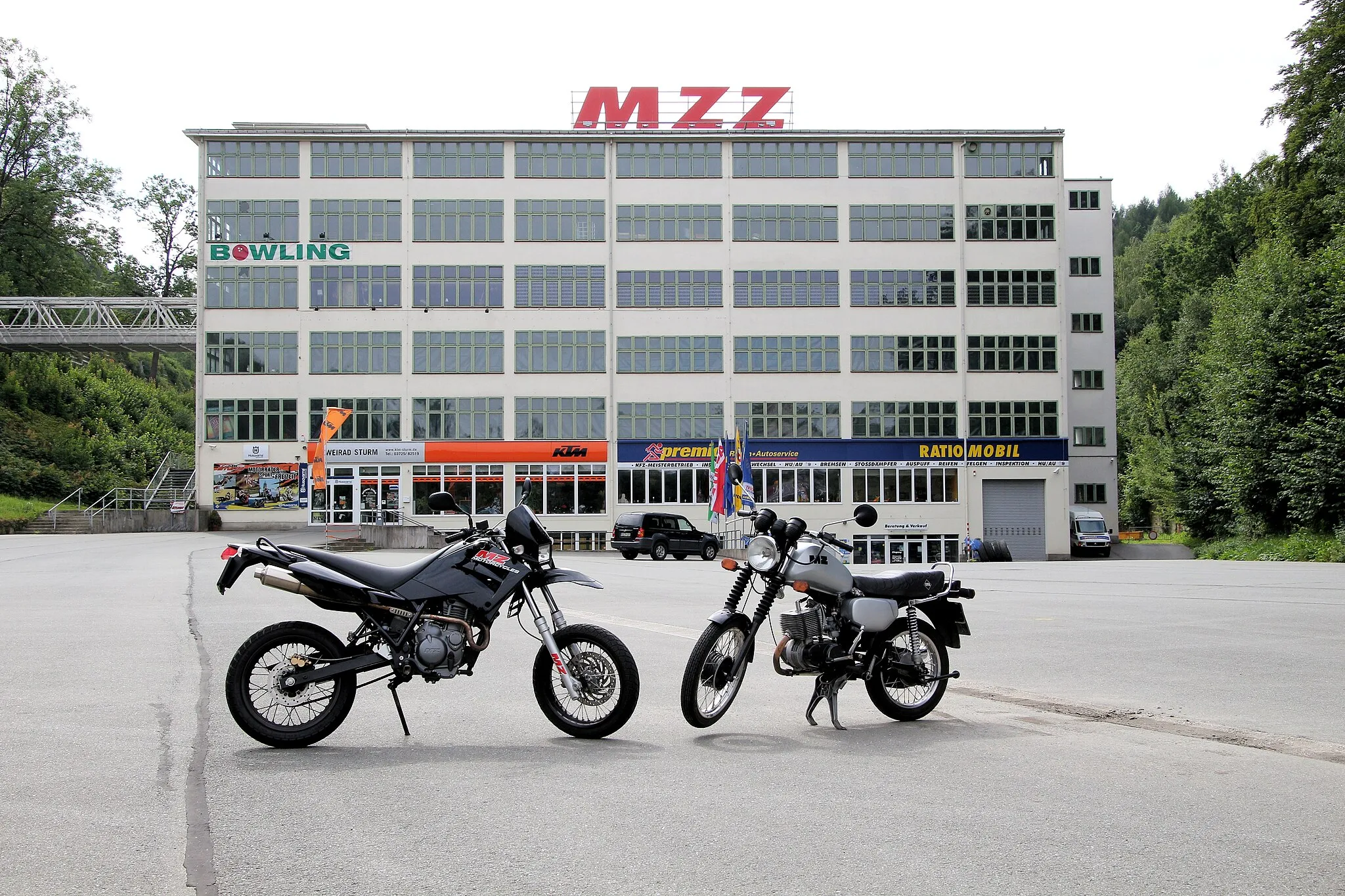 Photo showing: The former MZ factory in August 2008. In front a MZ SM 125, built in 2008 and a MZ ETZ 150, built in 1989 .