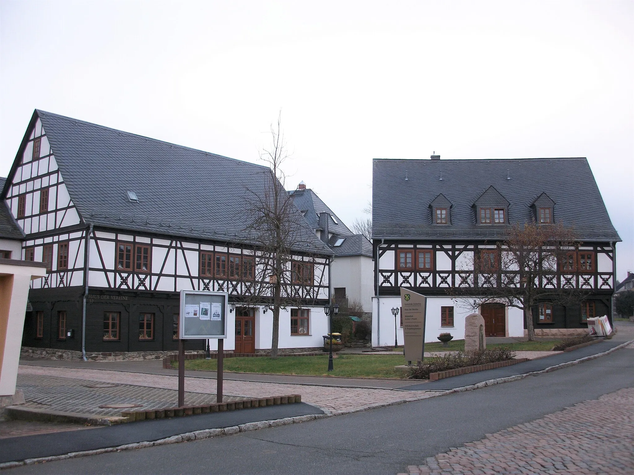 Photo showing: Haus der Vereine und Volkskunstschule Zschorlau