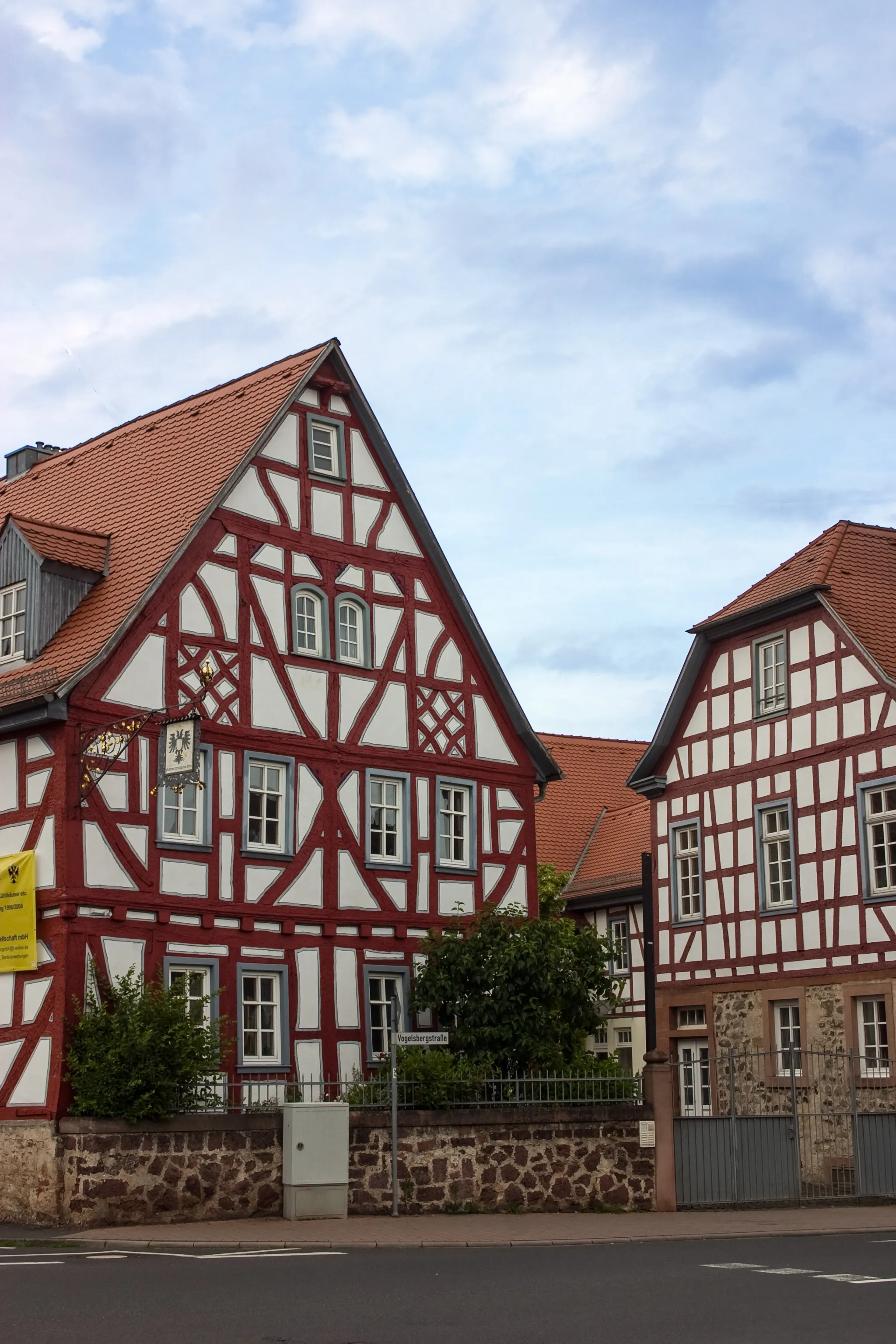 Photo showing: Gasthaus „Zum Schwarzen Adler“ in Altenstadt, Hessen, in Deutschland.