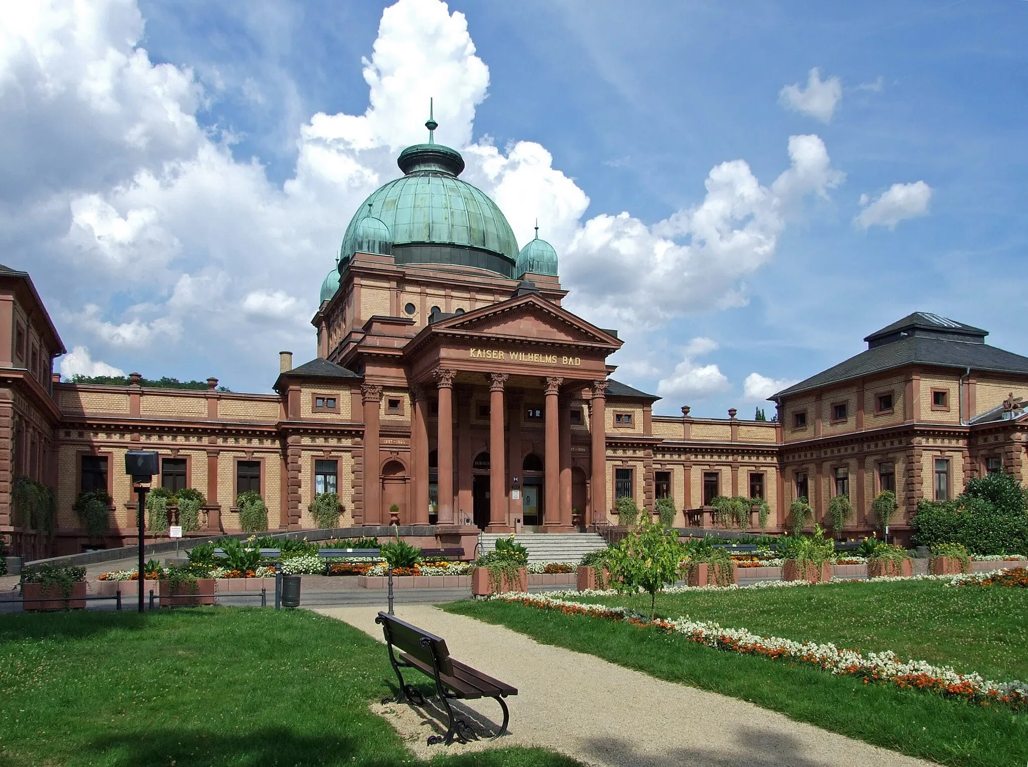 Photo showing: The “Kaiser Wilhelms Bad” in the "Kurpark" of Bad Homburg, Hesse, Germany