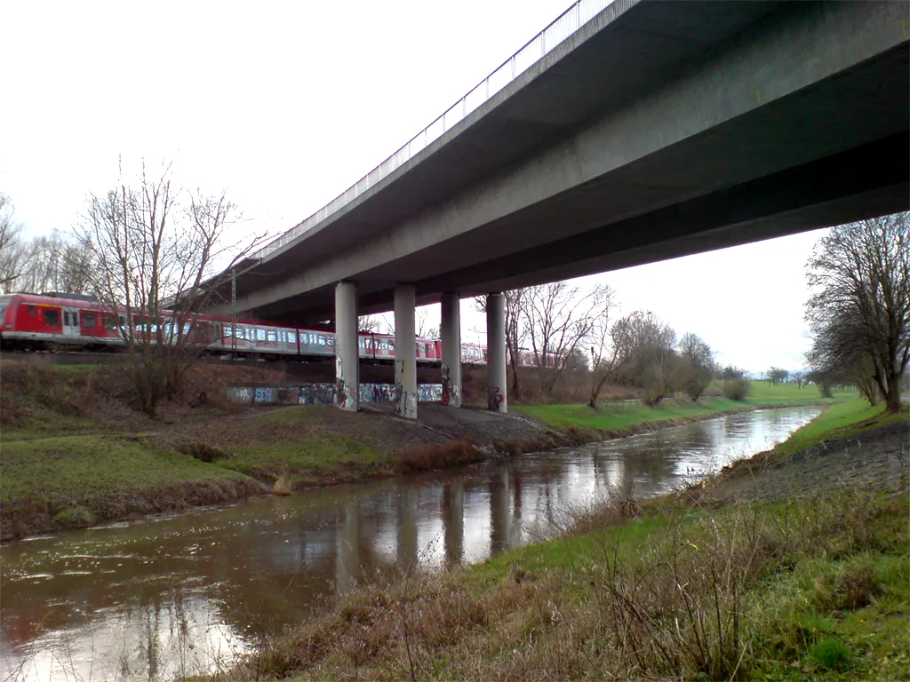 Photo showing: Niddabrücke der Bundesstraße 3 (rechts: Bad-Vilbel-Heilsberg, gegenueber: Frankfurt-Berkersheim / Main-Weser-Bahn (S-Bahnlinie 6)