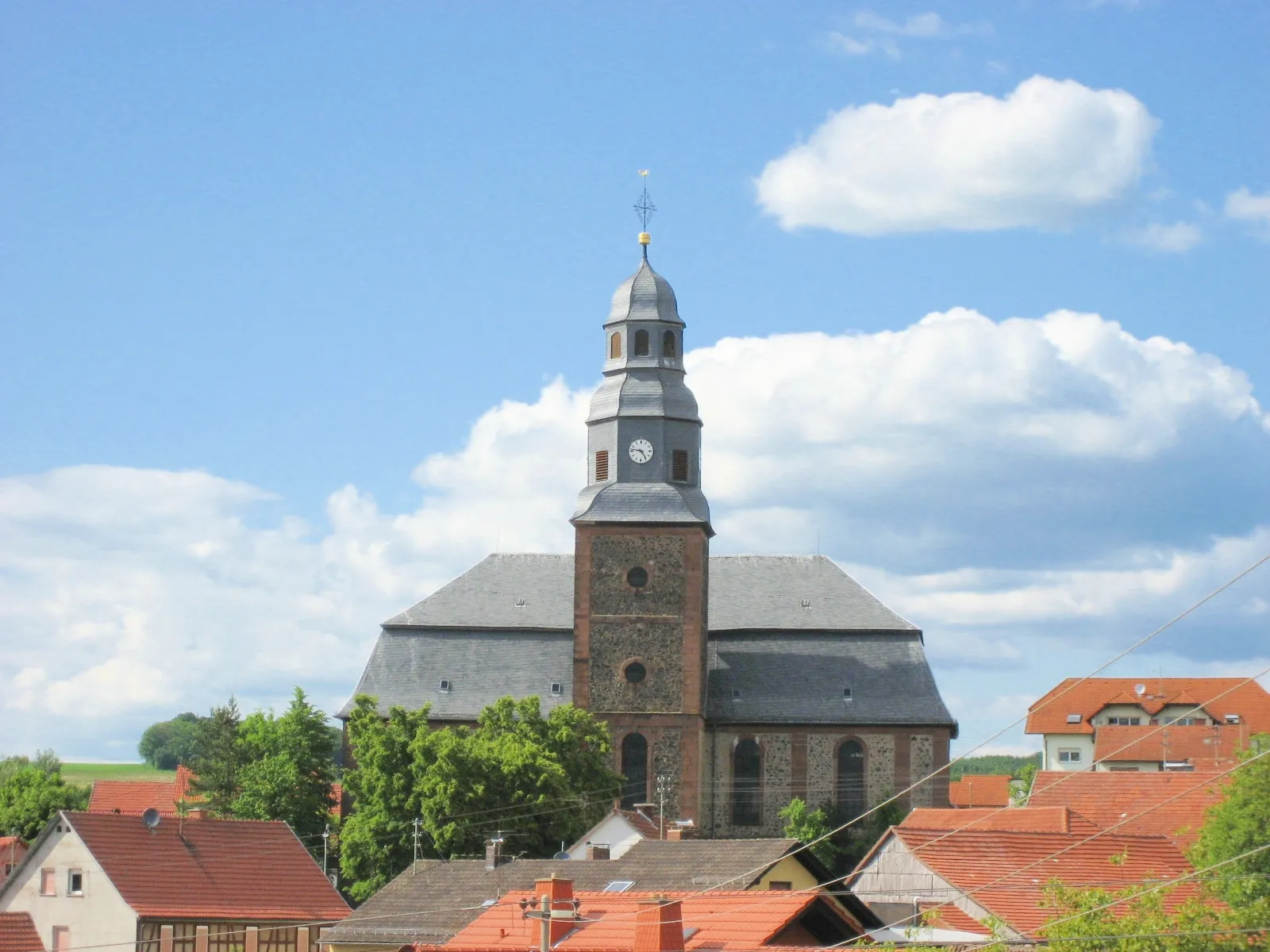 Photo showing: Große Barockkirche in der mitte des Dorfes. Blick auf den südlichen Glockenturm.