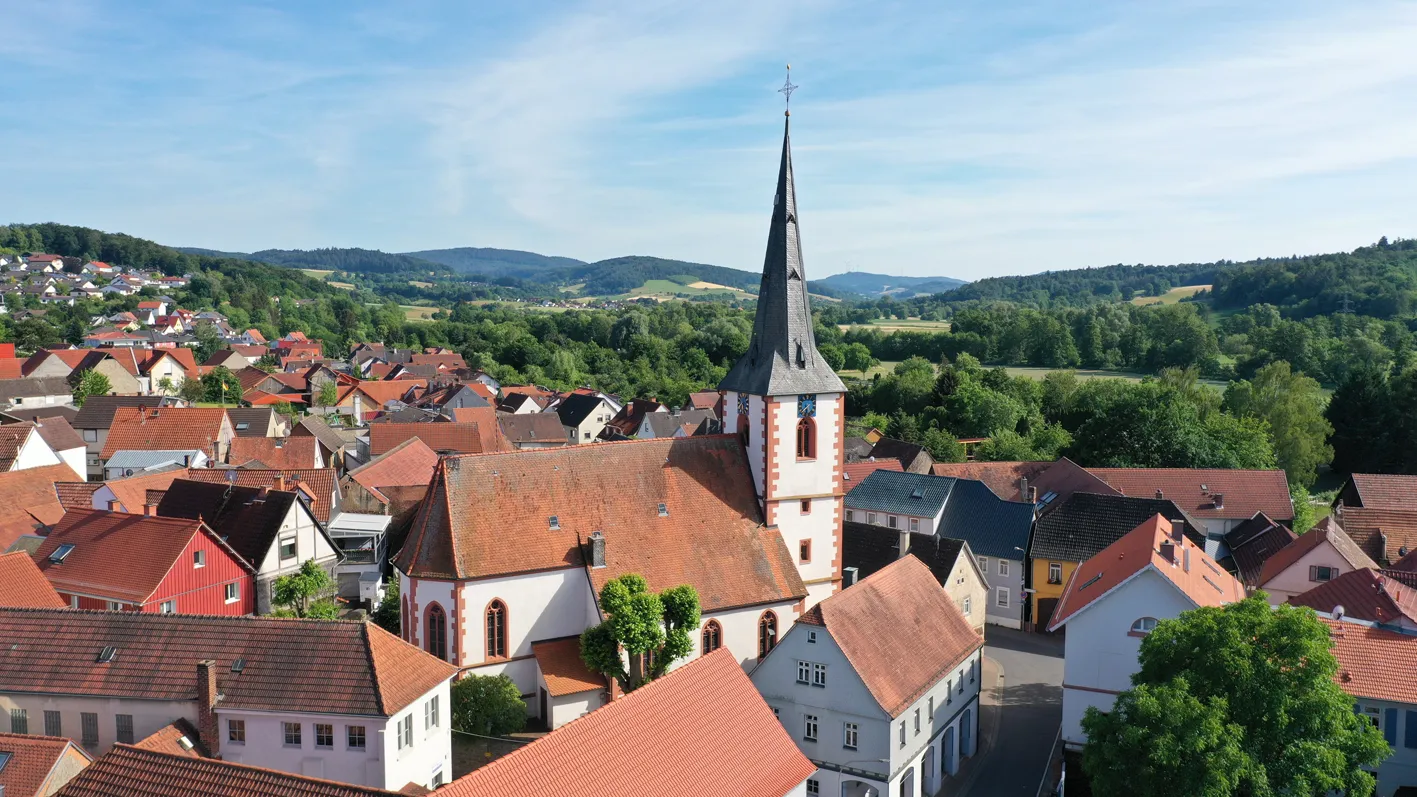 Photo showing: St. Markus Kirche im alten Ortskern Brensbachs. Luftbild mit Blick in südliche Richtung.