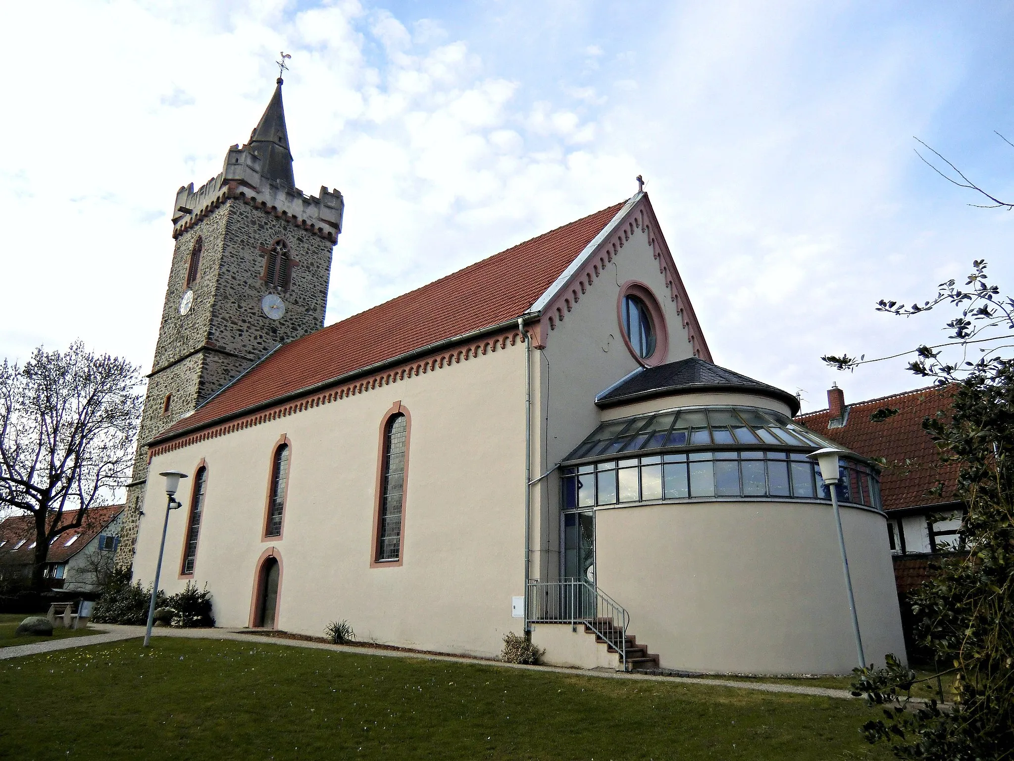 Photo showing: Jakobuskirche aus dem 14. Jahrhundert. Mit dem historischen Rathaus im Stadtkern Wahrzeichen von Bruchköbel.