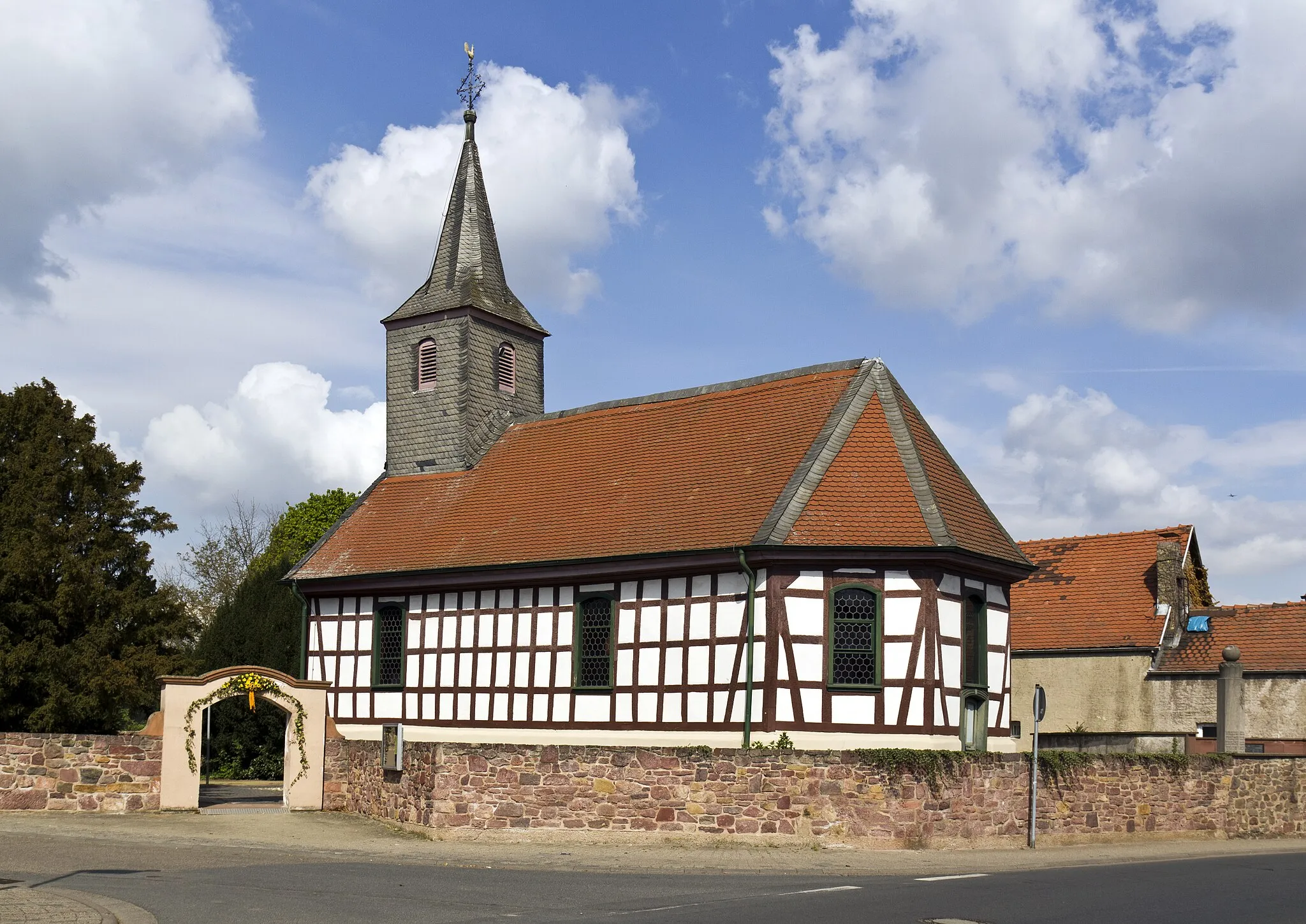 Photo showing: Büttelborn, Gemeindeteil Worfelden, evangelische Fachwerkkirche, erbaut 1696