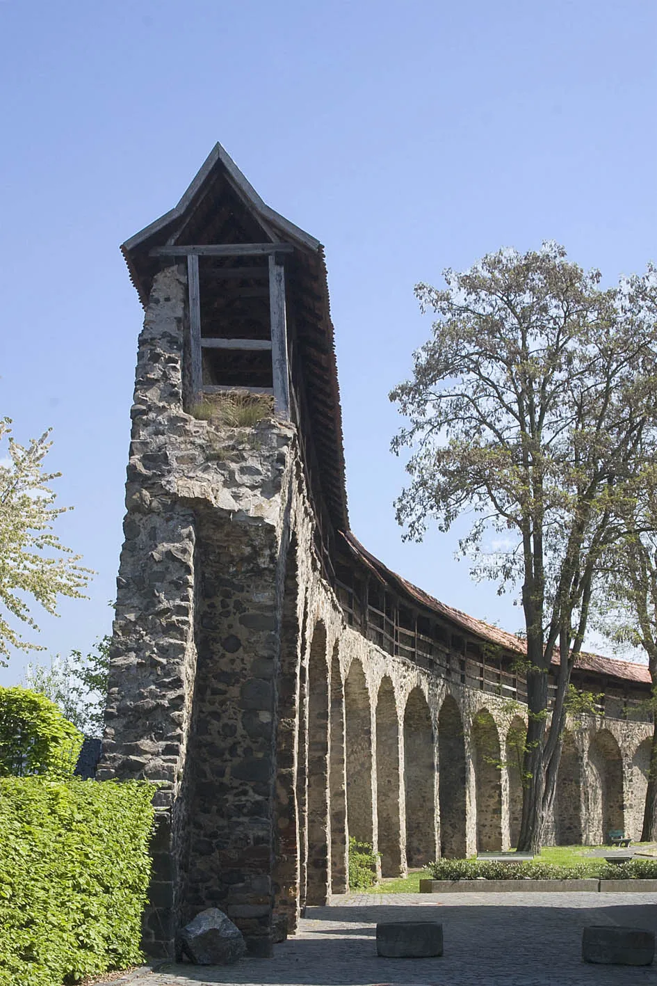 Photo showing: Reste der Stadtmauer mit Schwibbögen Butzbachs in Hessen, Deutschland