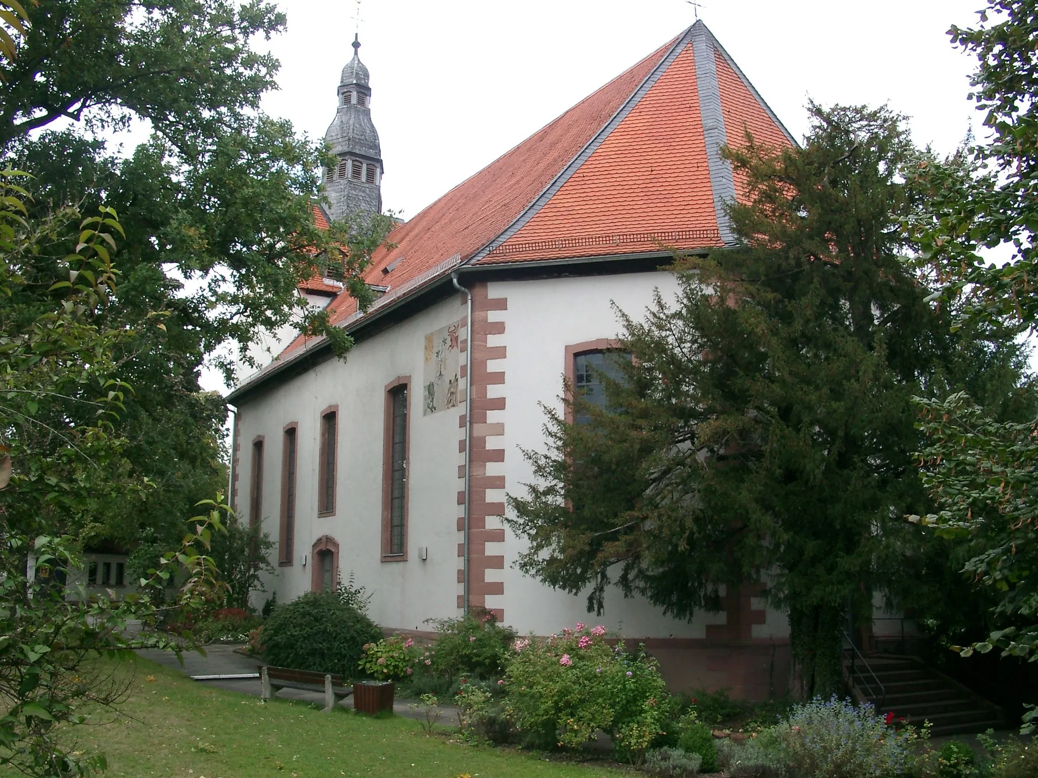 Photo showing: Dietzenbach, Evangelische Christuskirche. Das Gebäude ist als Kulturdenkmal eingetragen. Die beiden Eiben, die die Kirchtreppe säumen, sind zusammen als ein Naturdenkmal geschützt.
