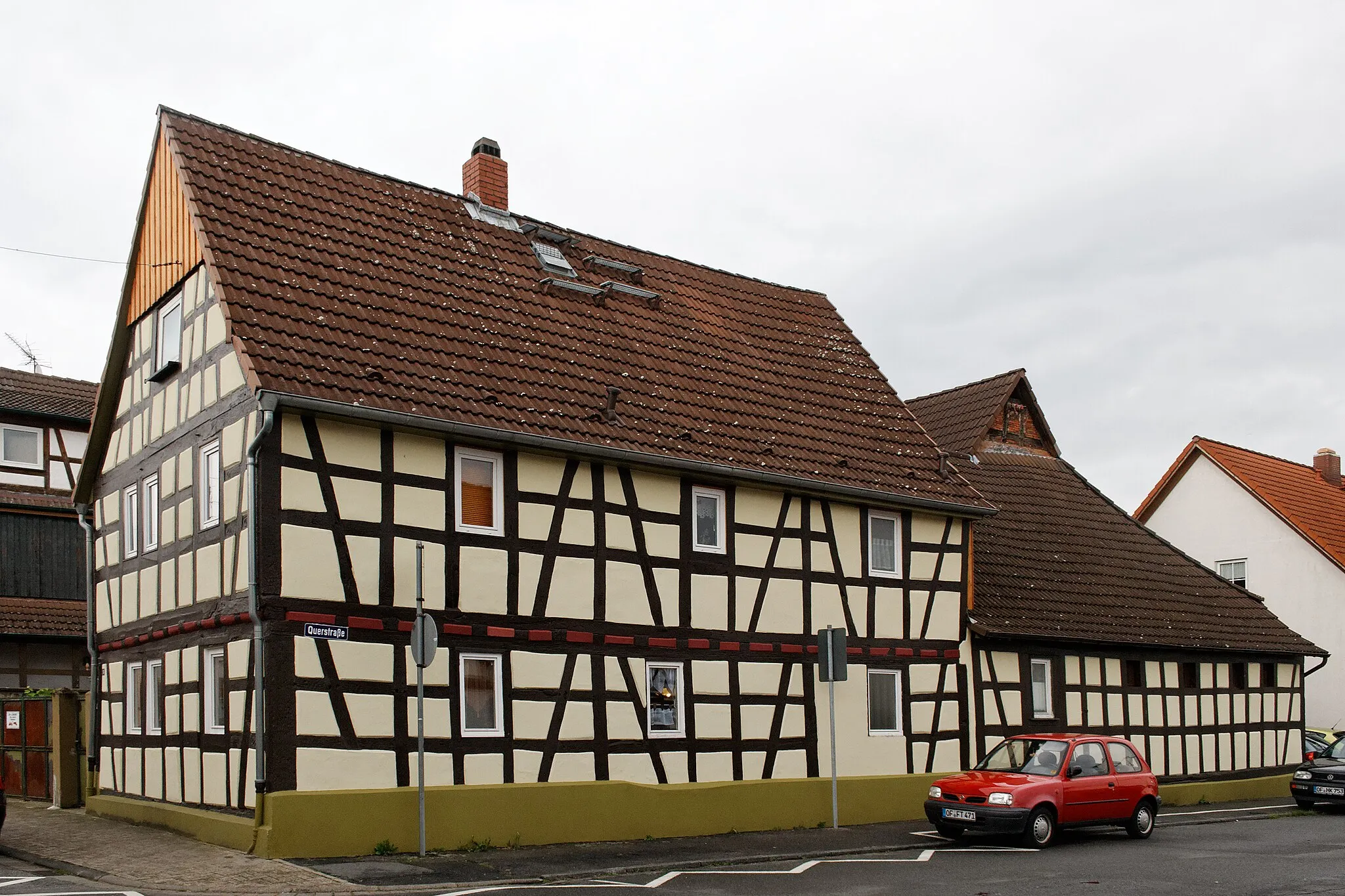 Photo showing: Fachwerkhäuser in Egelsbach (Hessen), geschlossene Hakenhofreite an der Ecke Querstraße/Ernst-Ludwig-Straße, Fachwerk aus dem späten 18. Jahrhundert.