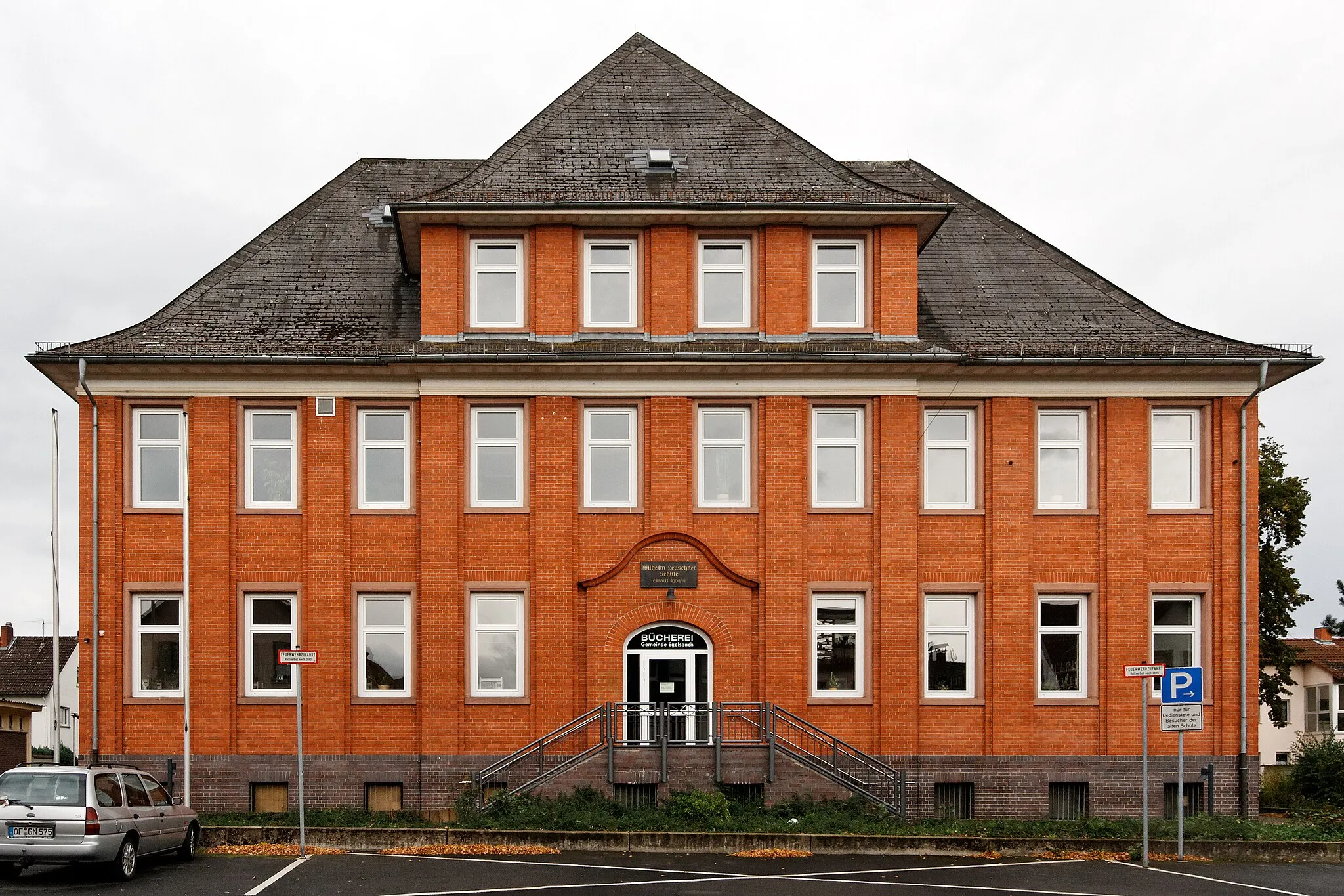 Photo showing: Ehemaliges Schulhaus der Wilhelm-Leuschner-Schule in Egelsbach (Hessen), heute als Bücherei und Volkshochschule genutzt. Inschrift: „erbaut 1909/10“.