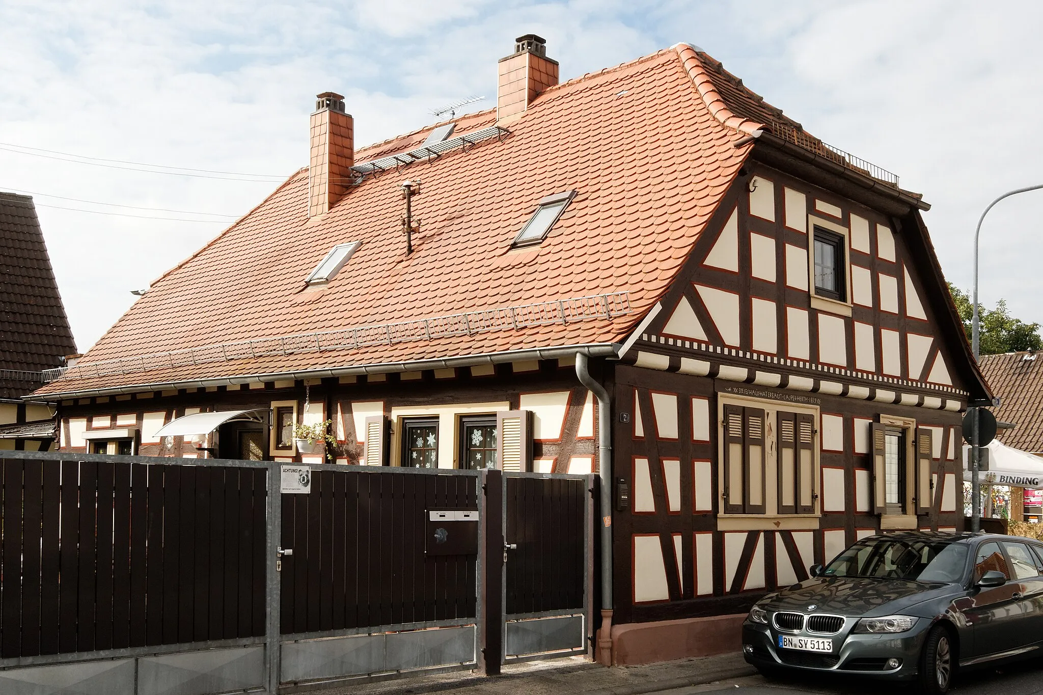Photo showing: Fachwerkhaus in Egelsbach (Hessen), vollständig erhaltene Hakenhofreite.