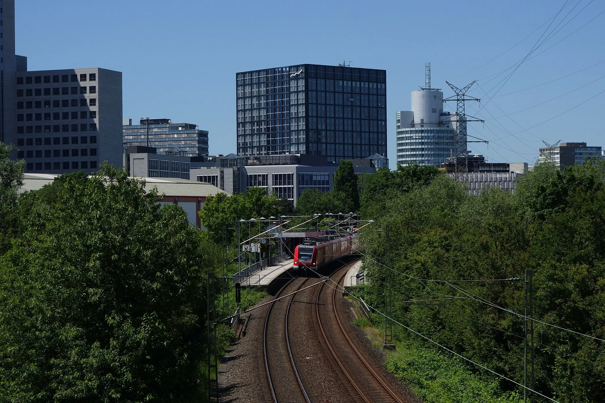 Photo showing: S-train station Eschborn Süd with DB class 423 as S 4, heading for Langen. Above the new building of Deutsche Börse called "the cube"