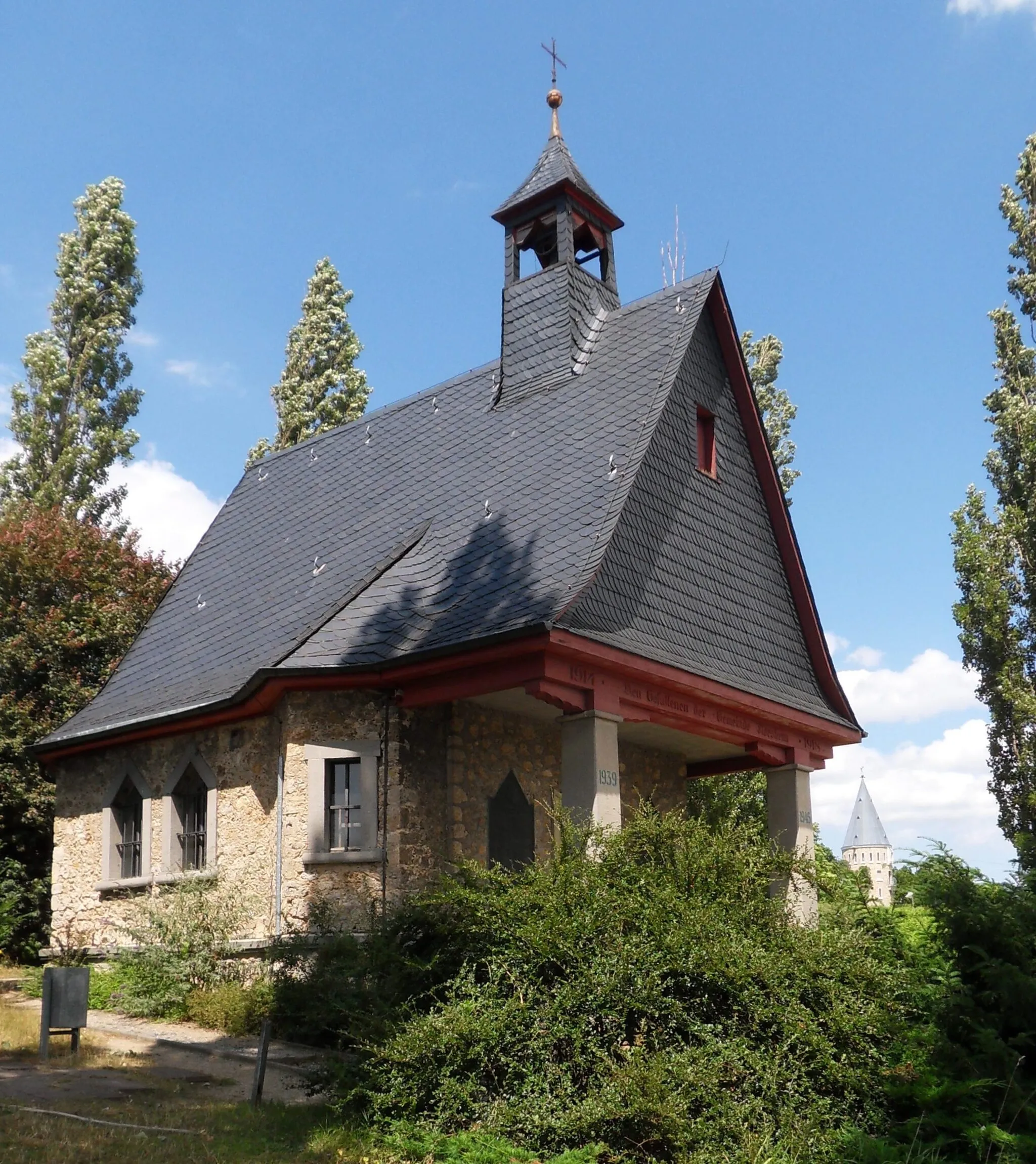 Photo showing: Die Kriegergedächtniskapelle in der Flörsheimer Schweiz wurde 1928 zur Erinnerung an die im Ersten Weltkrieg gefallenen Flörsheimer errichtet. Im Hintergrund die Flörsheimer Warte