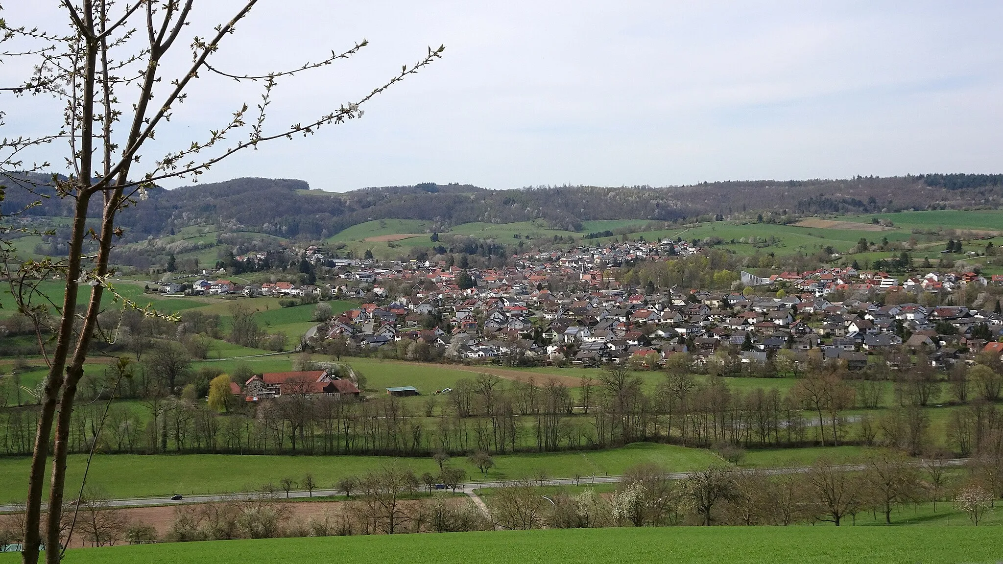 Photo showing: Fränkisch-Crumbach, in the foreground the river Gersprenz, view from the east (Germany, Hesse, Odenwaldkreis)