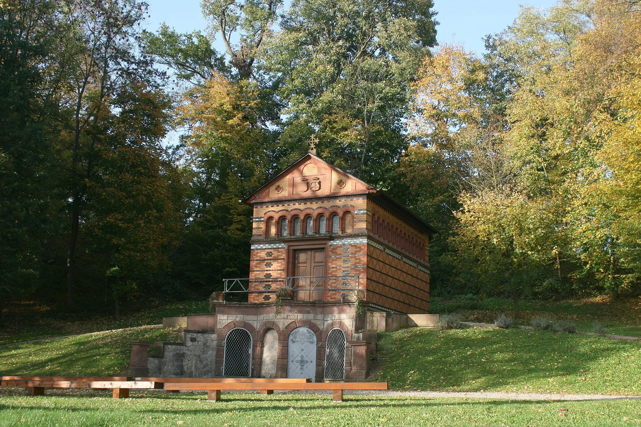Photo showing: Mausoelum von Gemmingen, gen. Sarolta-Kapelle, in Fränkisch-Crumbach (Odenwald), 1892 erbaut nach Entwurf des Mainzer Dombaumeisters Joseph Lukas