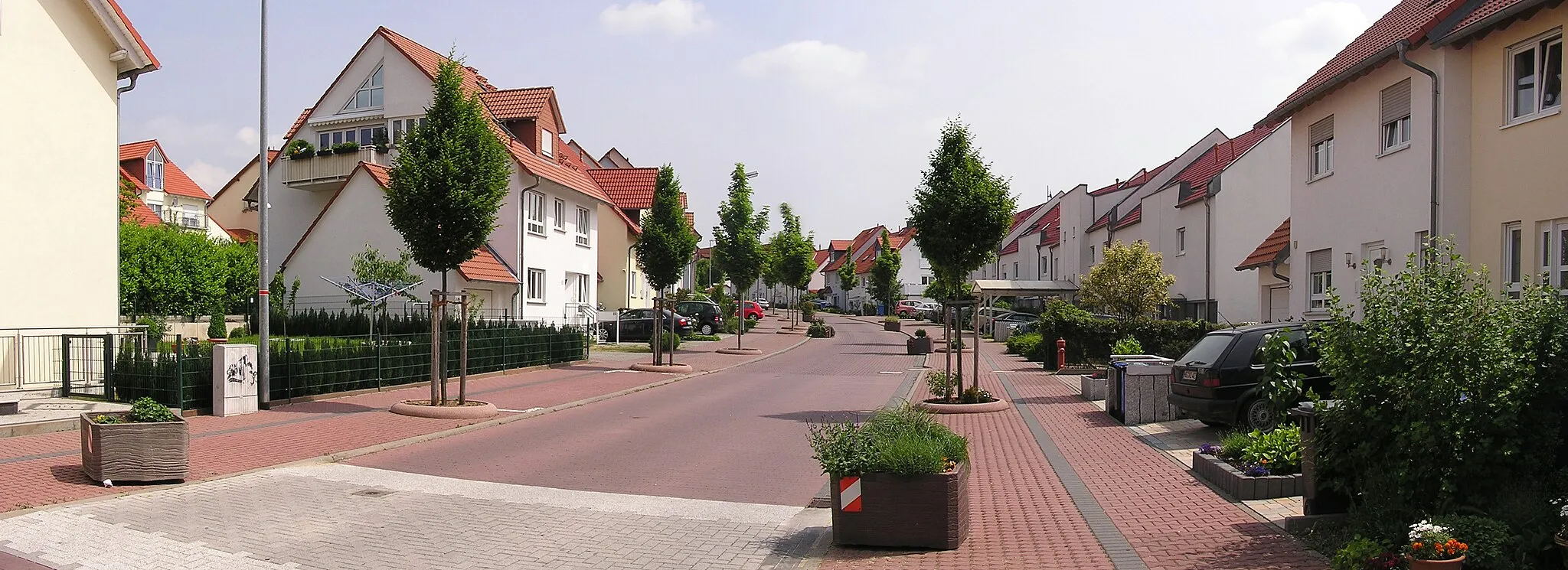 Photo showing: Typical housing in the area Römerhof, district Seulberg, Friedrichsdorf (southern, newer part)