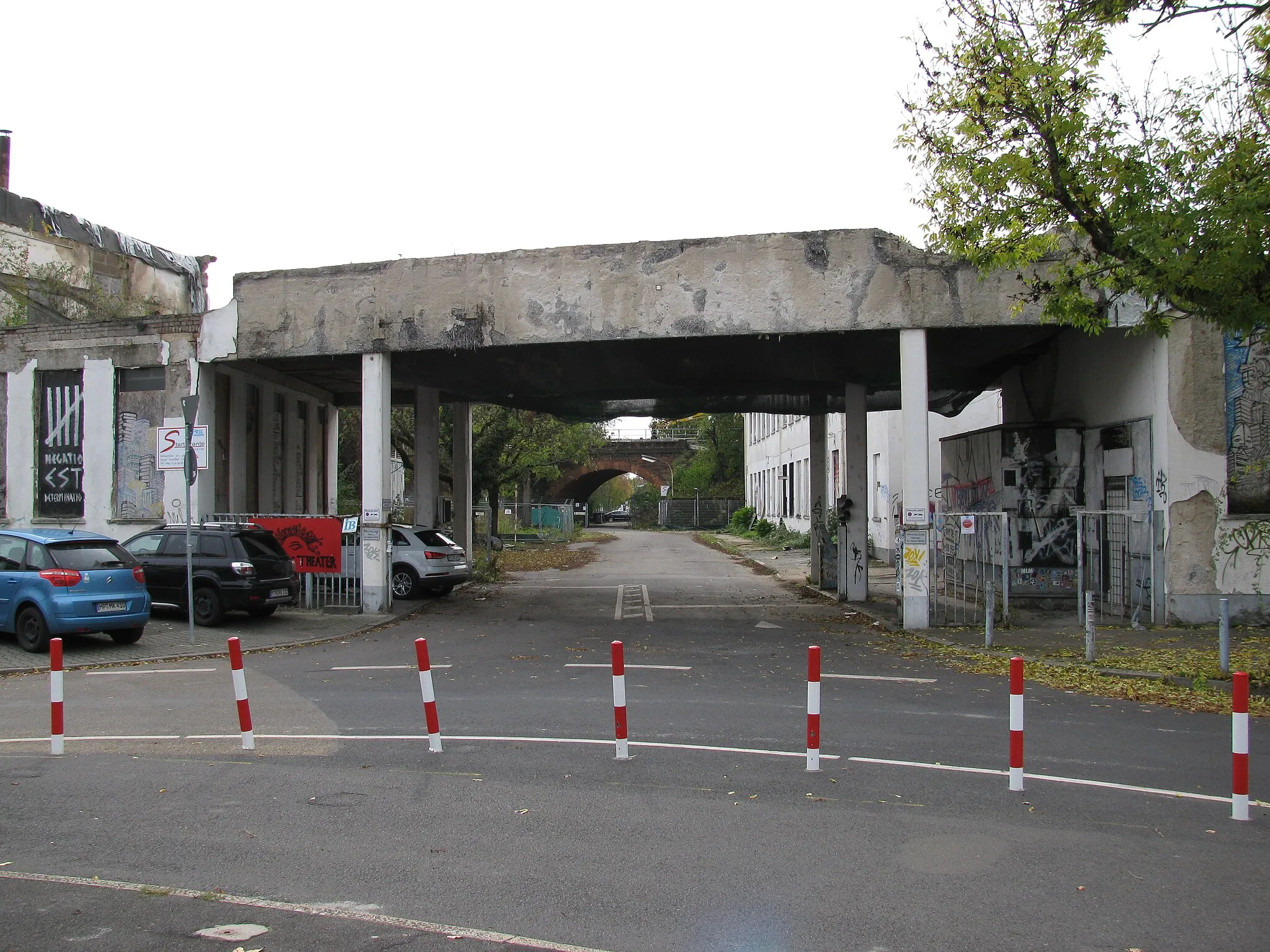 Photo showing: Blick von der Rebstöcker Straße in Frankfurt am Main durch das Eingangsportal des Grundstücks Rebstöcker Straße 41 - 53