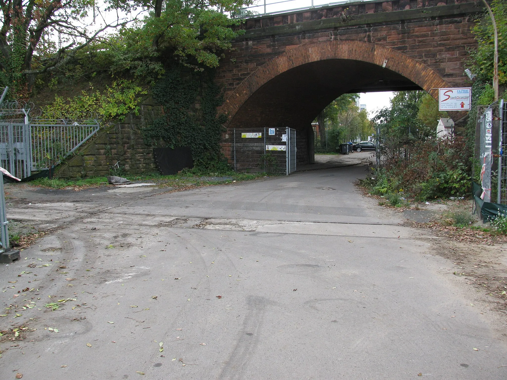 Photo showing: auf dem Grundstück Rebstöcker Straße 41 - 53 in Frankfurt am Main mit einer privaten Unterführung unter der Bahnstrecke und einem ehemaligen Bahnanschlussgleis