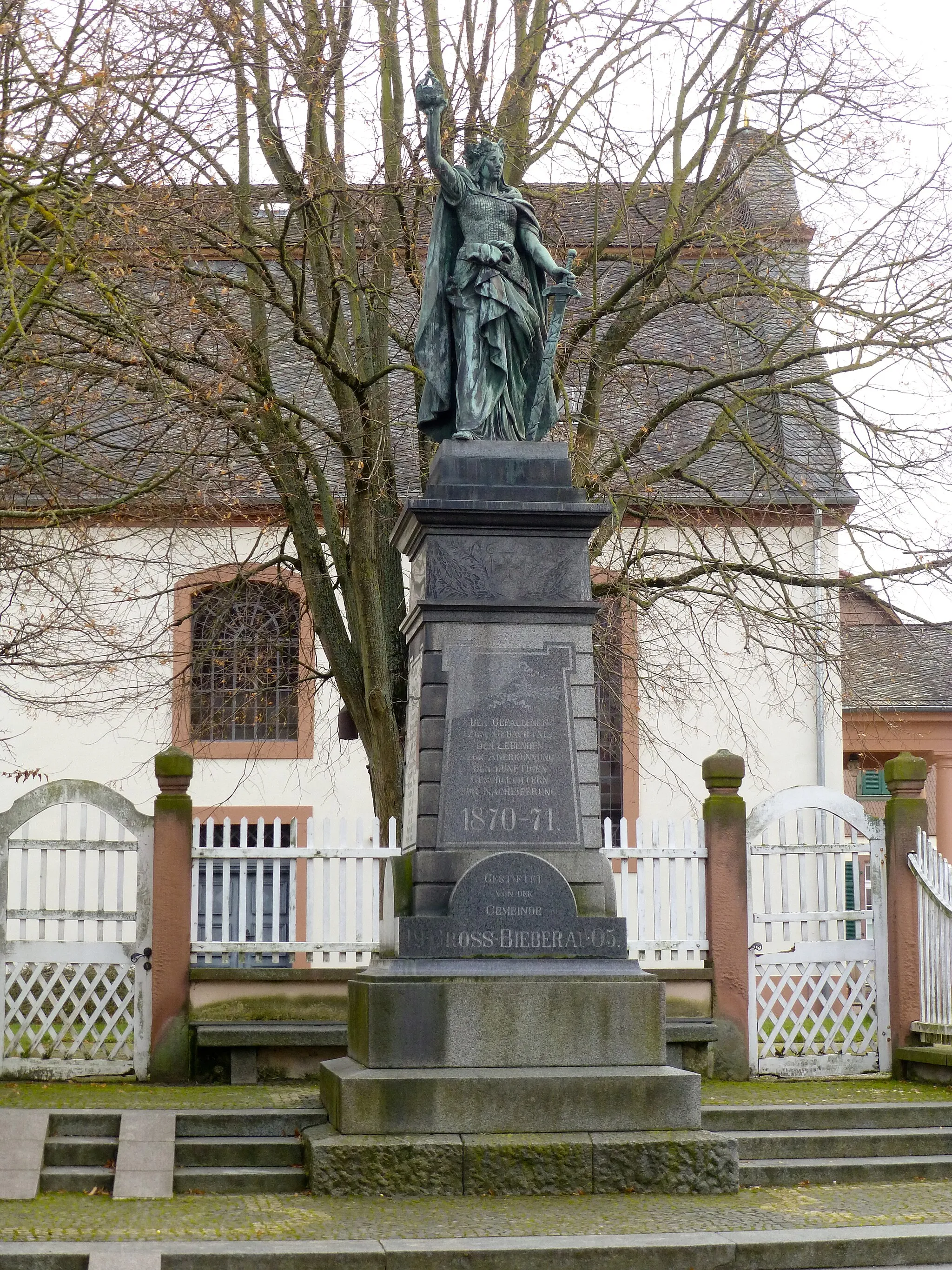 Photo showing: Germania-Denkmal vor der Evangelischen Kirche in Groß-Bieberau in Erinnerung an die gefallenen Soldaten des Krieges 1870–71