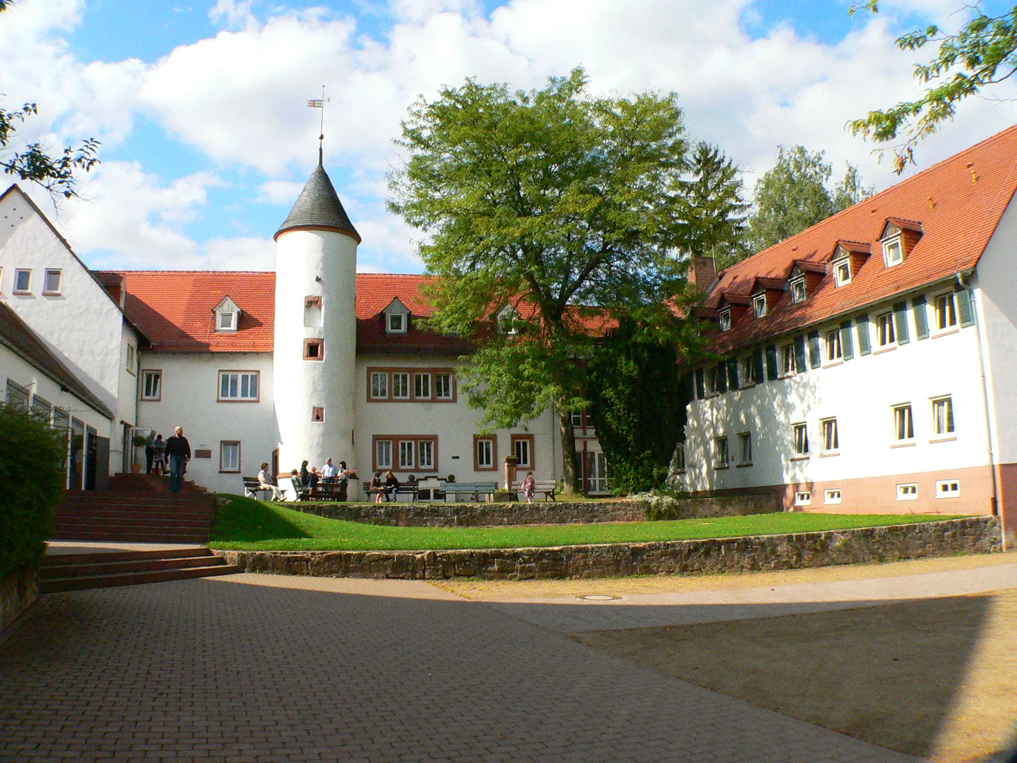 Photo showing: Kloster Höchst (Odenwald, Deutschland): Terrassenhof mit Propsteibau, Treppenturm (um 1200) und Neuem Bau (1962)