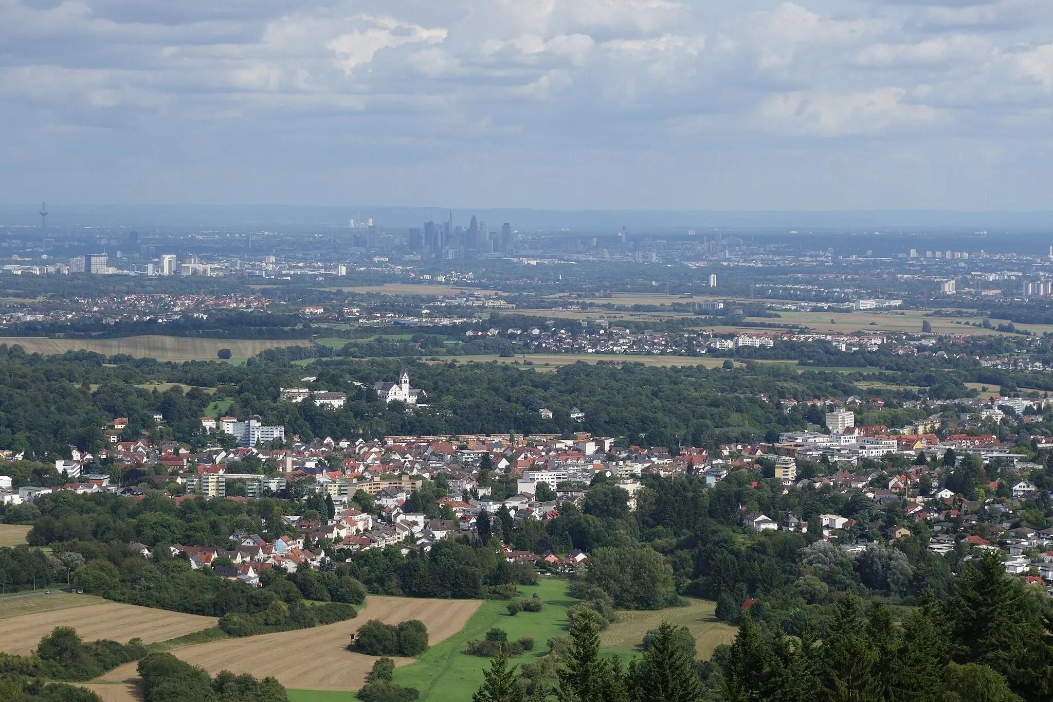 Photo showing: View from Großer Mannstein near Staufen over Kelkheim in the foreground and Liederbach, Bad Soden, Sulzbach and Eschborn to Frankfurt in the back.