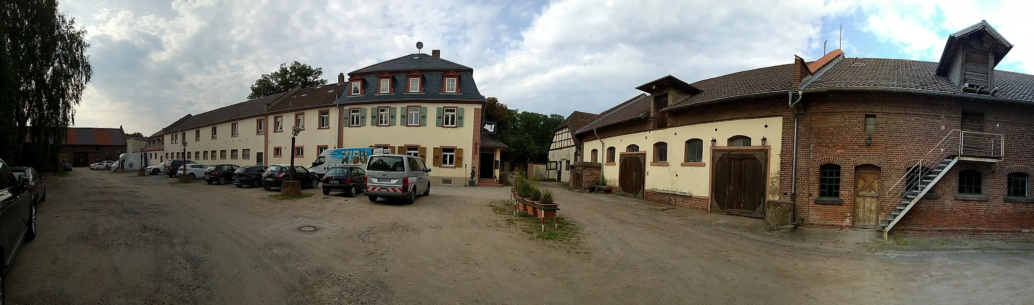 Photo showing: Das Hofgut Kranichstein westlich des Jagdschlosses über die Kranichsteiner Straße gelegen ist eine größere Hofanlage des 16. Jahrhunderts und wurde im 20. Jahrhundert Heimat eines Reiterhofes und hessisches Leistungszentrum Reiten.
Gesamtansicht