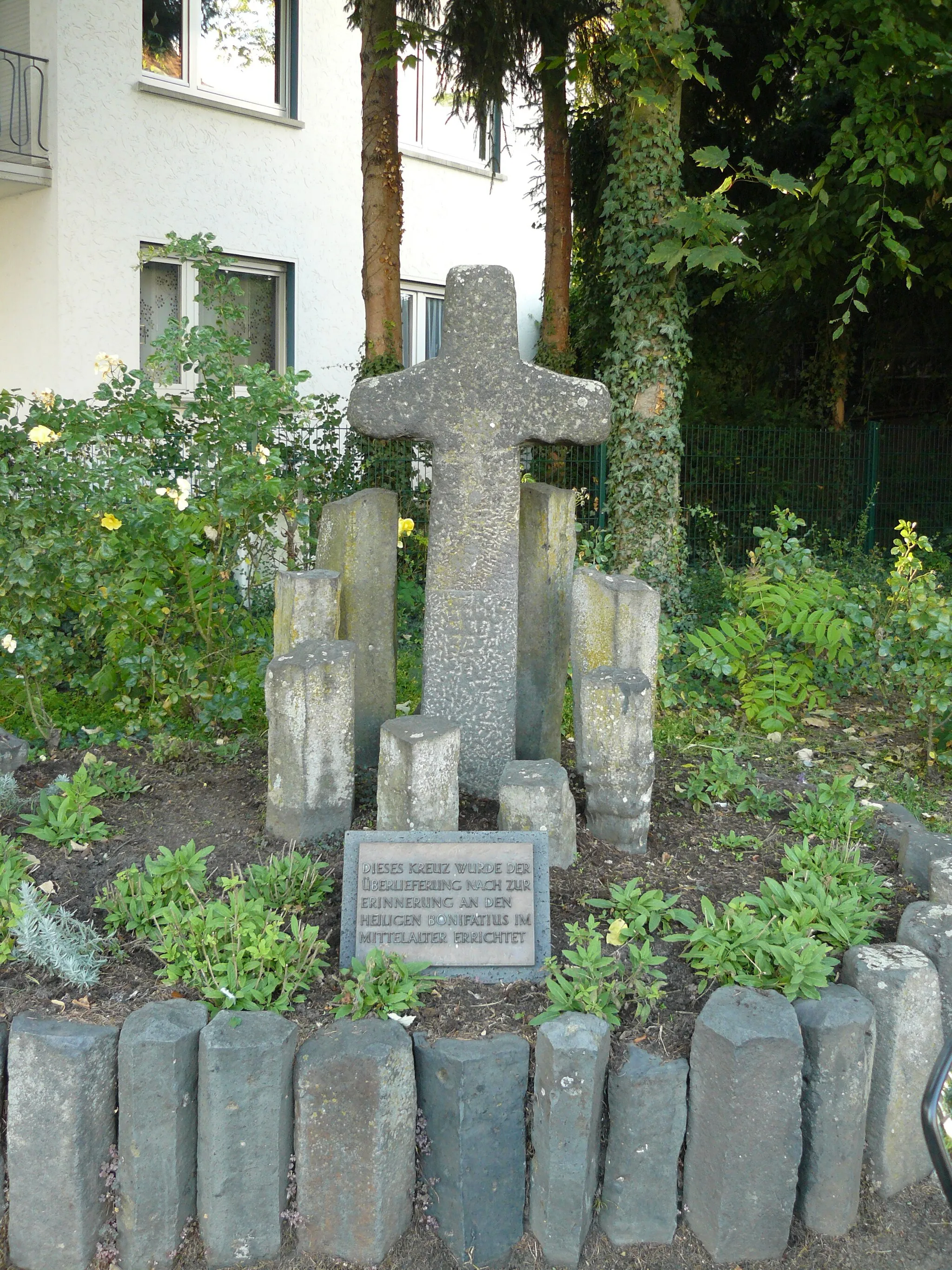 Photo showing: Cultural heritage monument in Kriftel, Frankfurter Straße corner Lindenstraße: Boniface cross, probably medieval penitential cross.