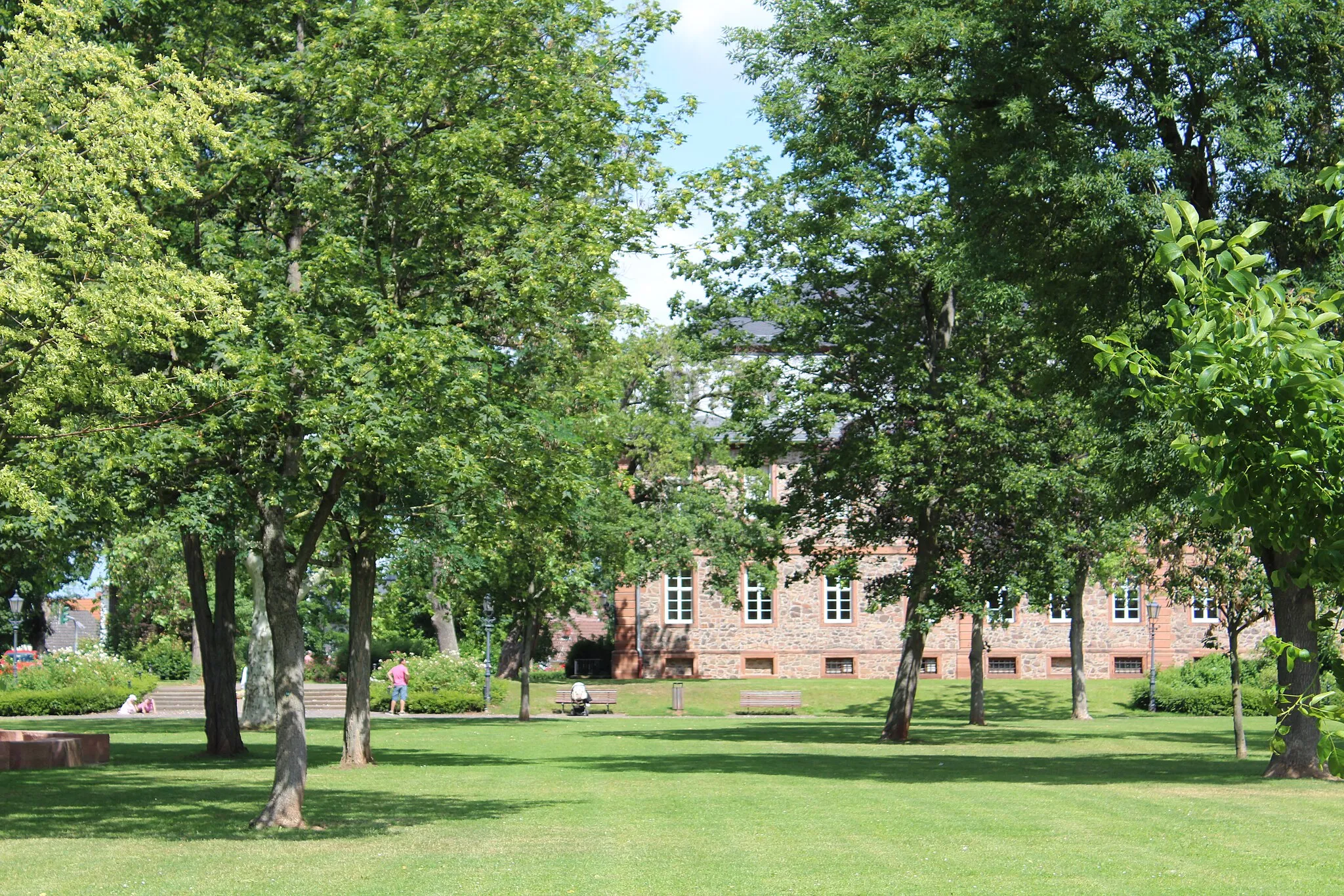 Photo showing: Blick durch den Schloßpark auf das Schloss Langenselbold.