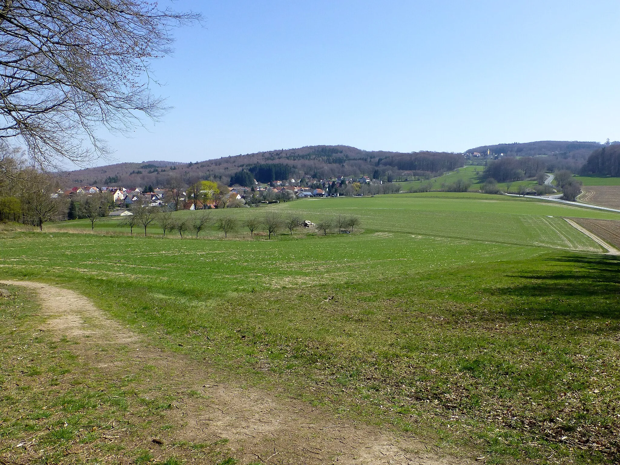 Photo showing: Blick von der Streiterhütte am Alemannenweg südostwärts auf Lützelbach; im Hintergrund rechts Neunkirchen