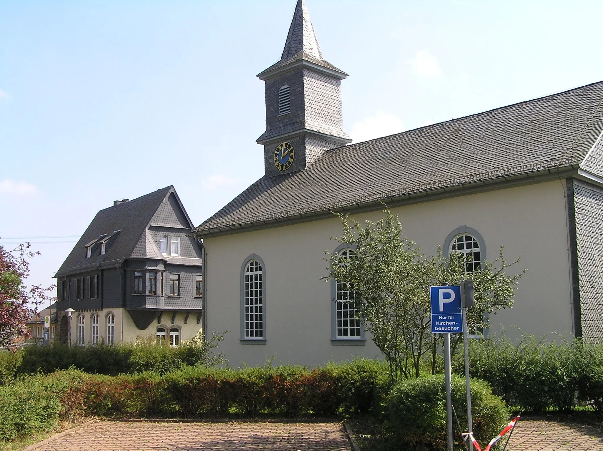 Photo showing: Kirche und alte Schule Hausen-Arnsbach