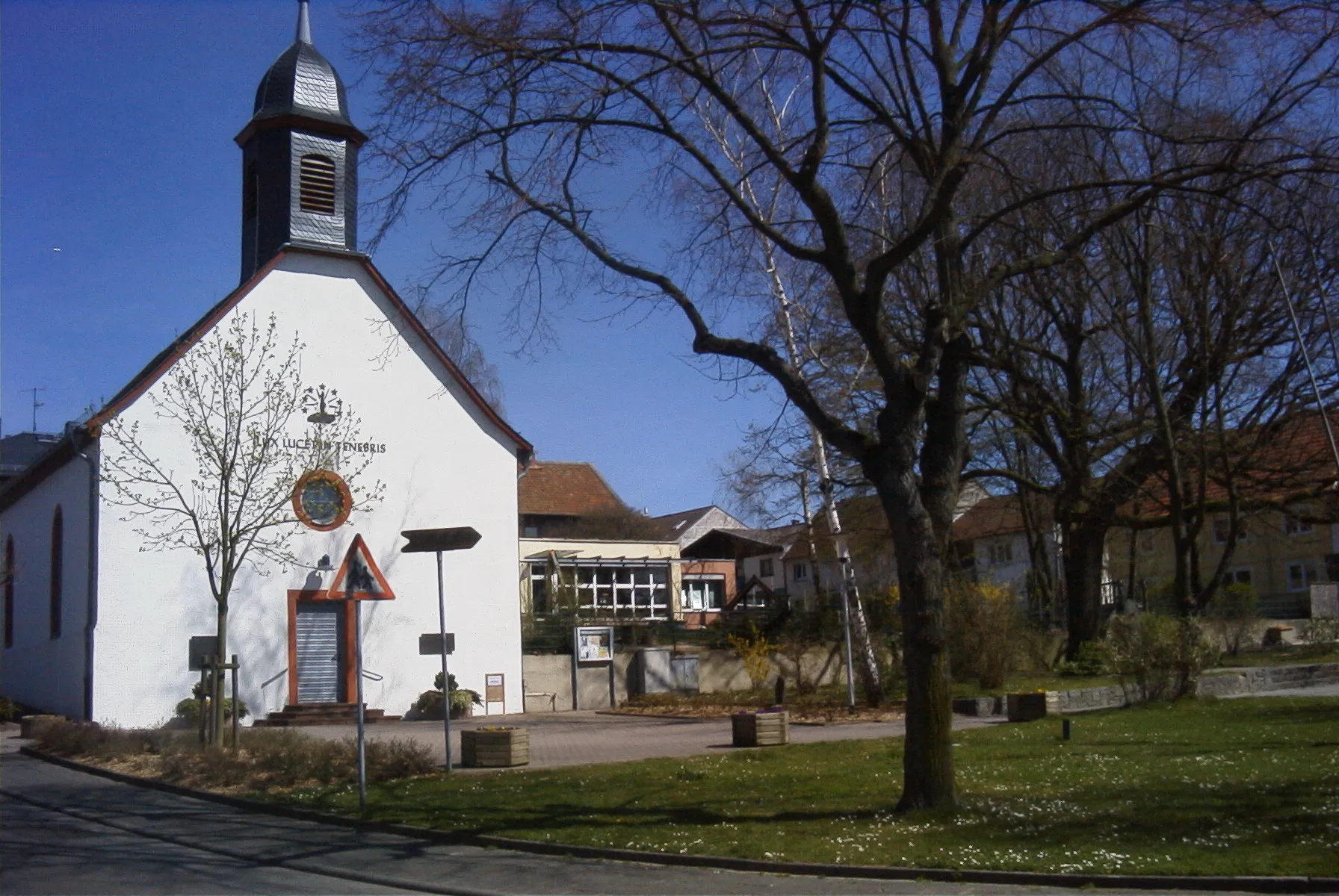 Photo showing: Church in D-64372 Rohrbach, with the Waldensian Motto "Lux lucet in tenebris" above the entrance.