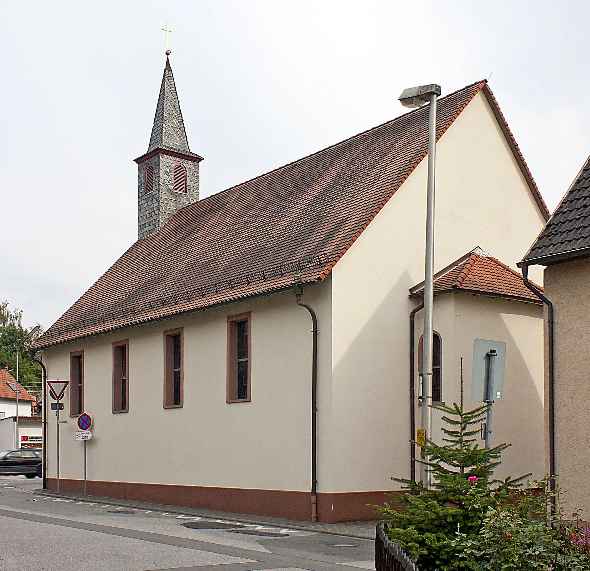 Photo showing: Rimbach (Odenwald), kath. St. Elisabeth-Kirche, ehemals Synagoge (1840–1938). Als Synagoge 1839–1840 erbaut und durch Rabbi Seckel Löb Wormser, bekannt als „Baal Schem von Michelstadt“ eingeweiht; 8. November 1938 Schändung des Gotteshauses und Zerstörung des Innenraumes; 20. März 1951 verkauft die Jewish-Restitution-Successor-Organisation Ins. zu New York die Synagoge für 4.450 DM an die Pfarrei Mörlenbach. Nach Restaurierung und Umbau am 23. August 1953 als Kirche St. Elisabeth geweiht durch Bischof Dr. Albert Stohr