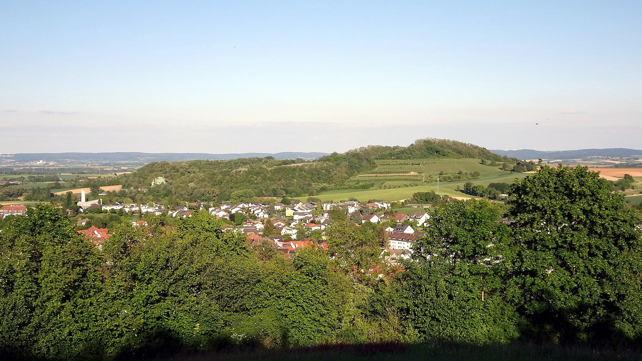 Photo showing: View from natural monument Rehberg to Roßdorf and the Roßberg (Landkreis Darmstadt-Dieburg, Hesse, Germany). Parts of Roßberg are included in the Special Area of Conservation "Wald und Magerrasen bei Roßdorf"