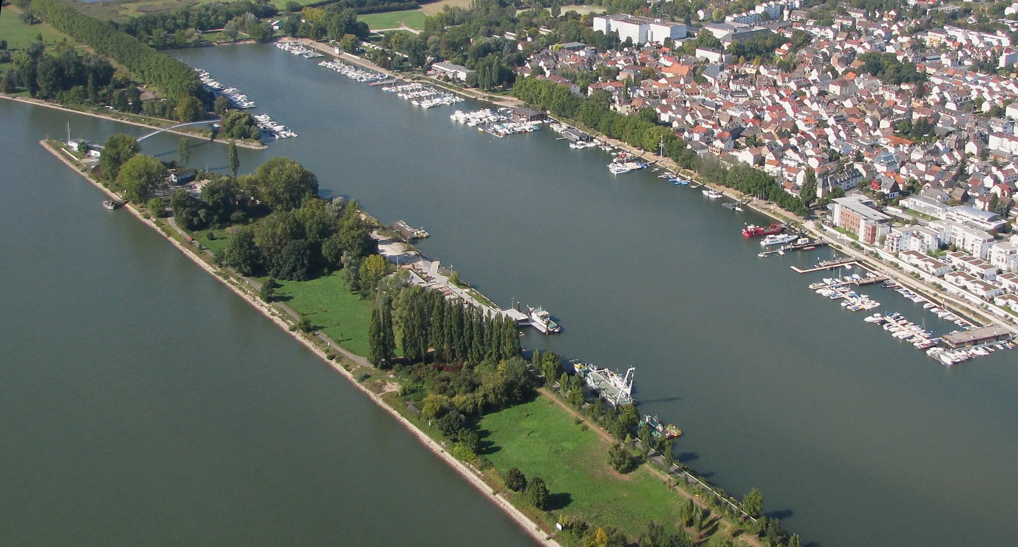 Photo showing: Wiesbaden Luftbild Schiersteiner Hafen Yachthafen Hafenfest Rhein Foto 2008 Wolfgang Pehlemann Wiesbaden IMG_0254