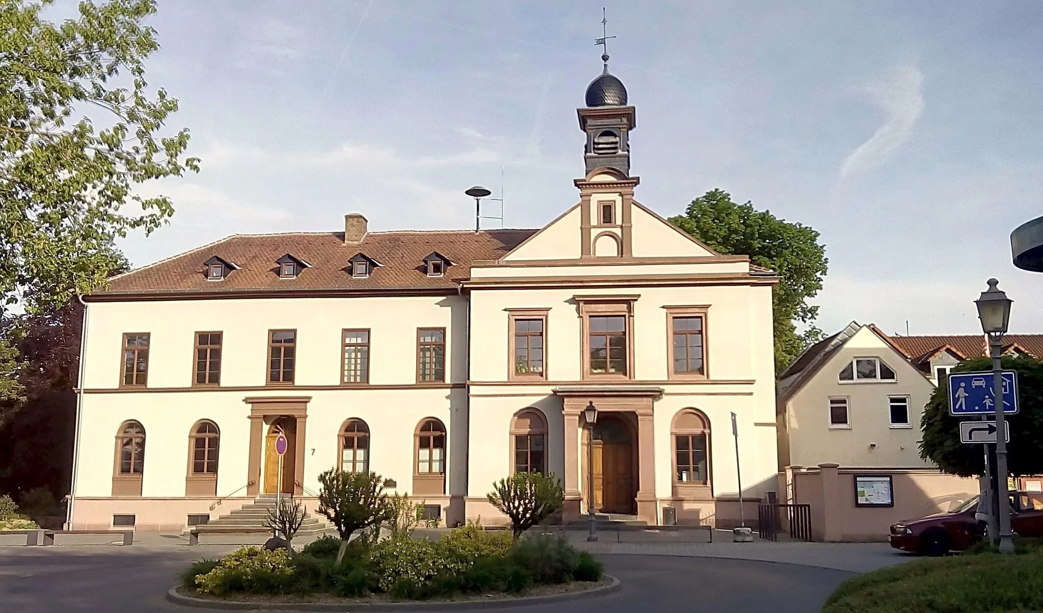 Photo showing: Old School in the Schulstreet in Schwalbach at Taunus in 2015, built in 1835 it was used later as townhall, today „House of Associations“.