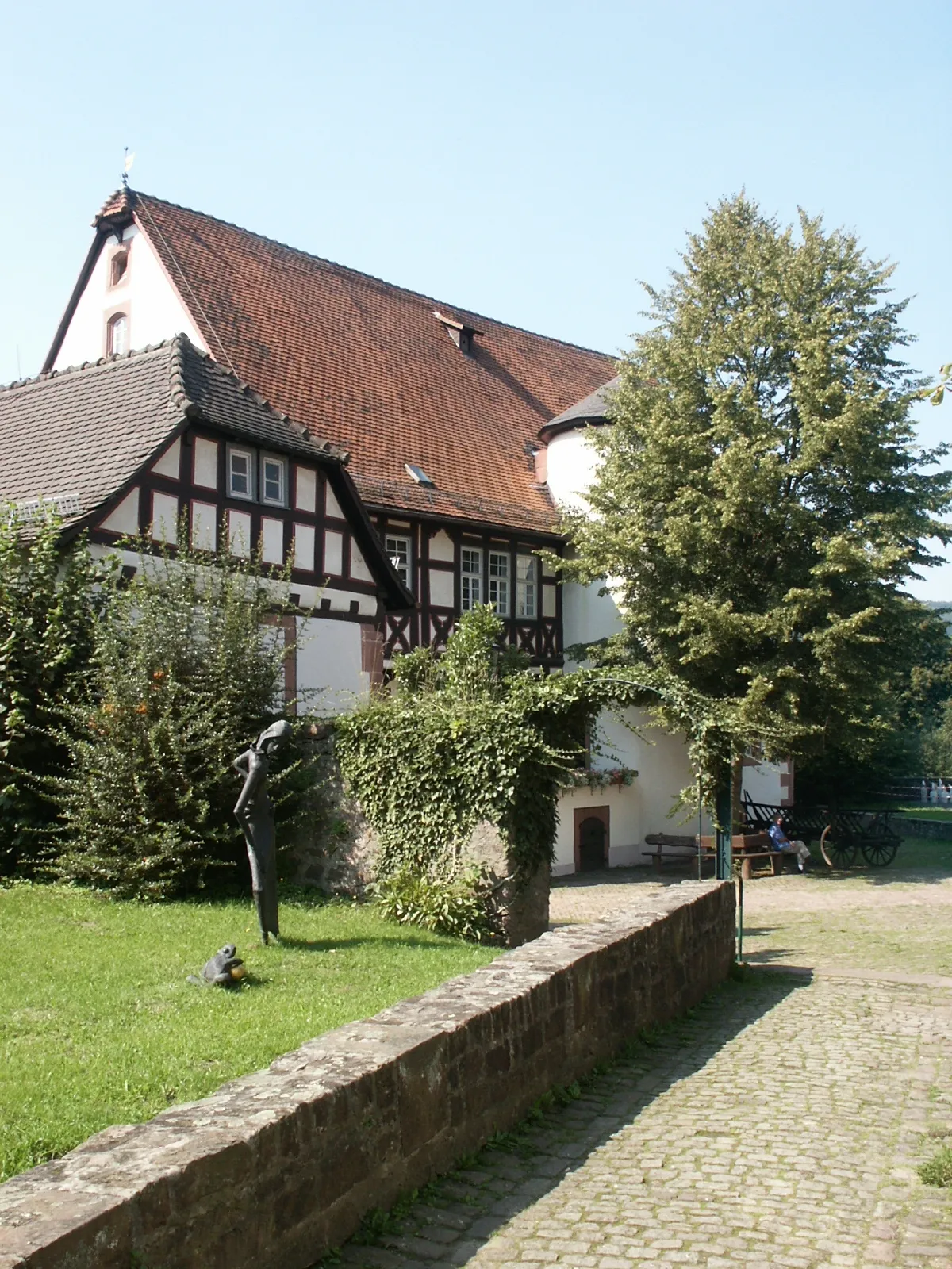 Photo showing: Museum "Brüder Grimm Haus" mit Skulptur zum "Froschkönig" in Steinau