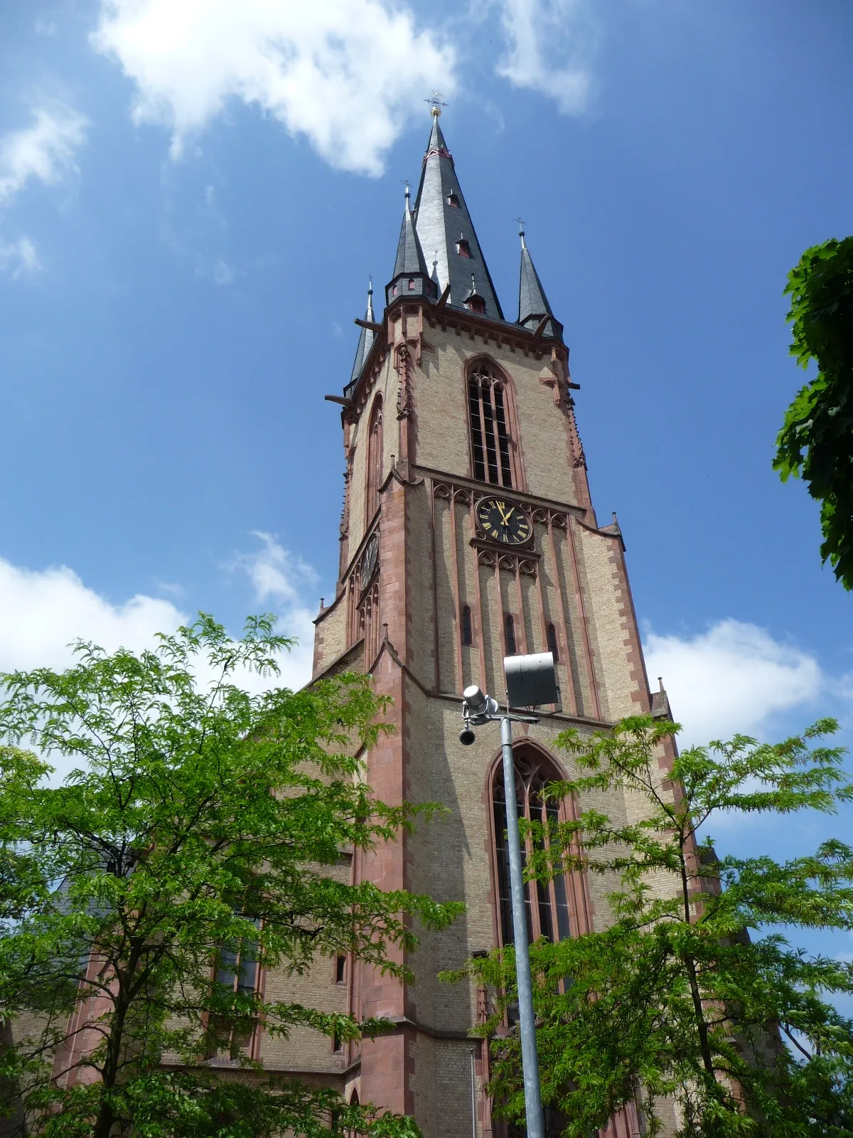 Photo showing: katholische Kirche St. Aposteln in Viernheim, im Kreis Bergstraße (Hessen)