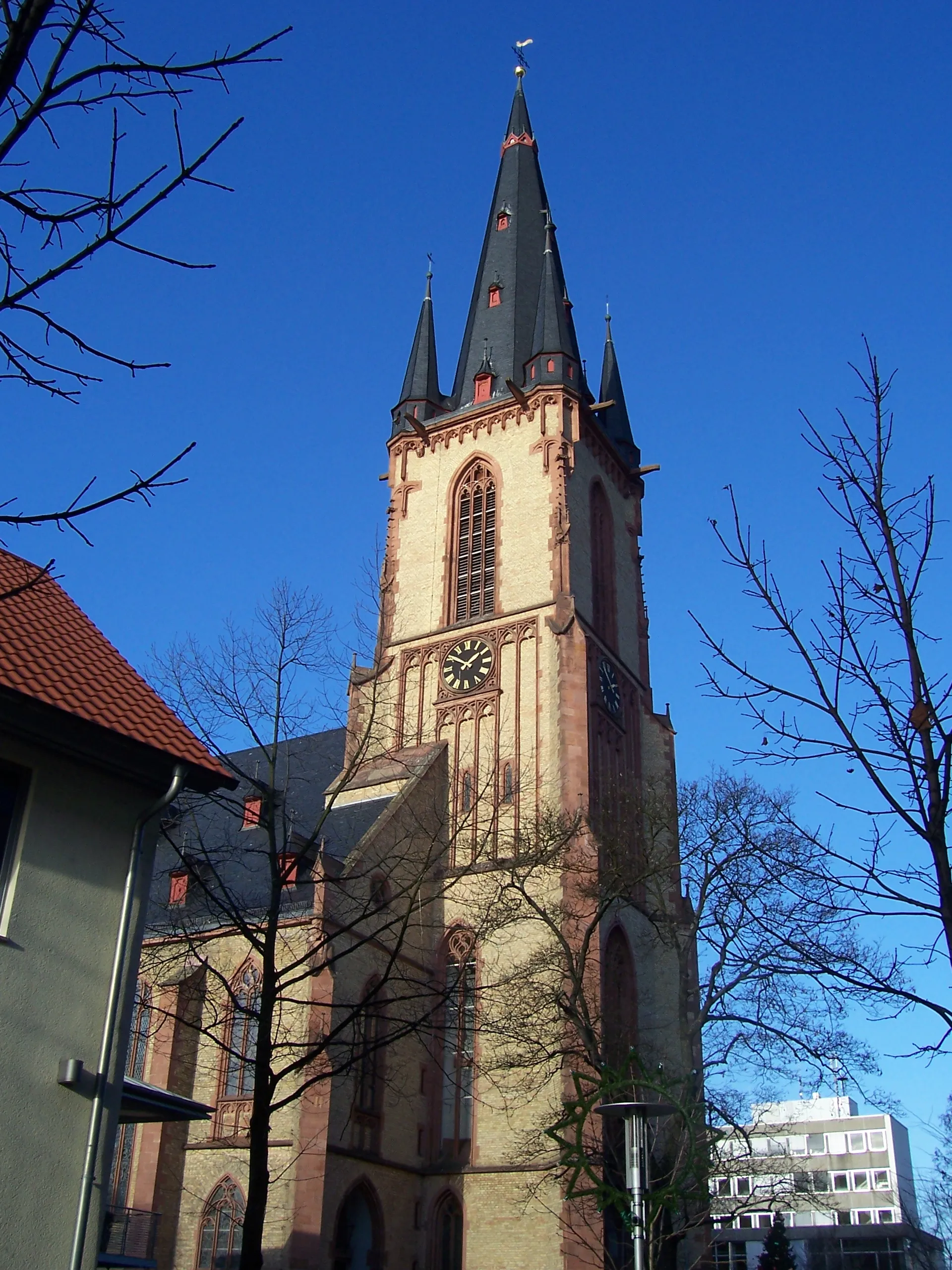 Photo showing: Die katholische Kirche Sankt Aposteln in Viernheim am 13. Dezember 2005
