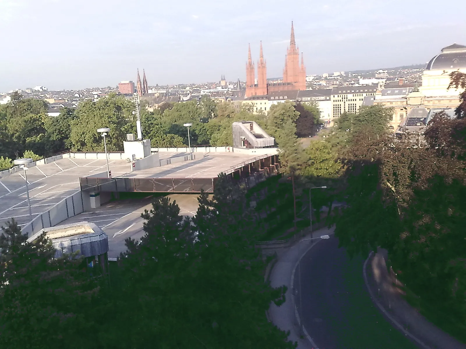 Photo showing: Skats no viesnīcas loga uz Visbādenas vecpilsētu