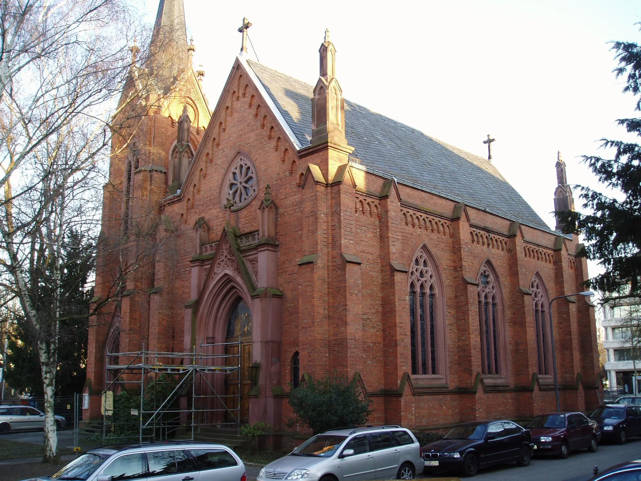 Photo showing: Das Bild zeigt die Englische Kirche an der Frankfurter Straße in de:Wiesbaden. Aufgenommen ist das Bild vom Eingang der angrenzenden de:Villa Clementine aus.
Quelle: selbst fotografiert von Querido am 23.03.2006 Querido

Datum: 25.03.2006