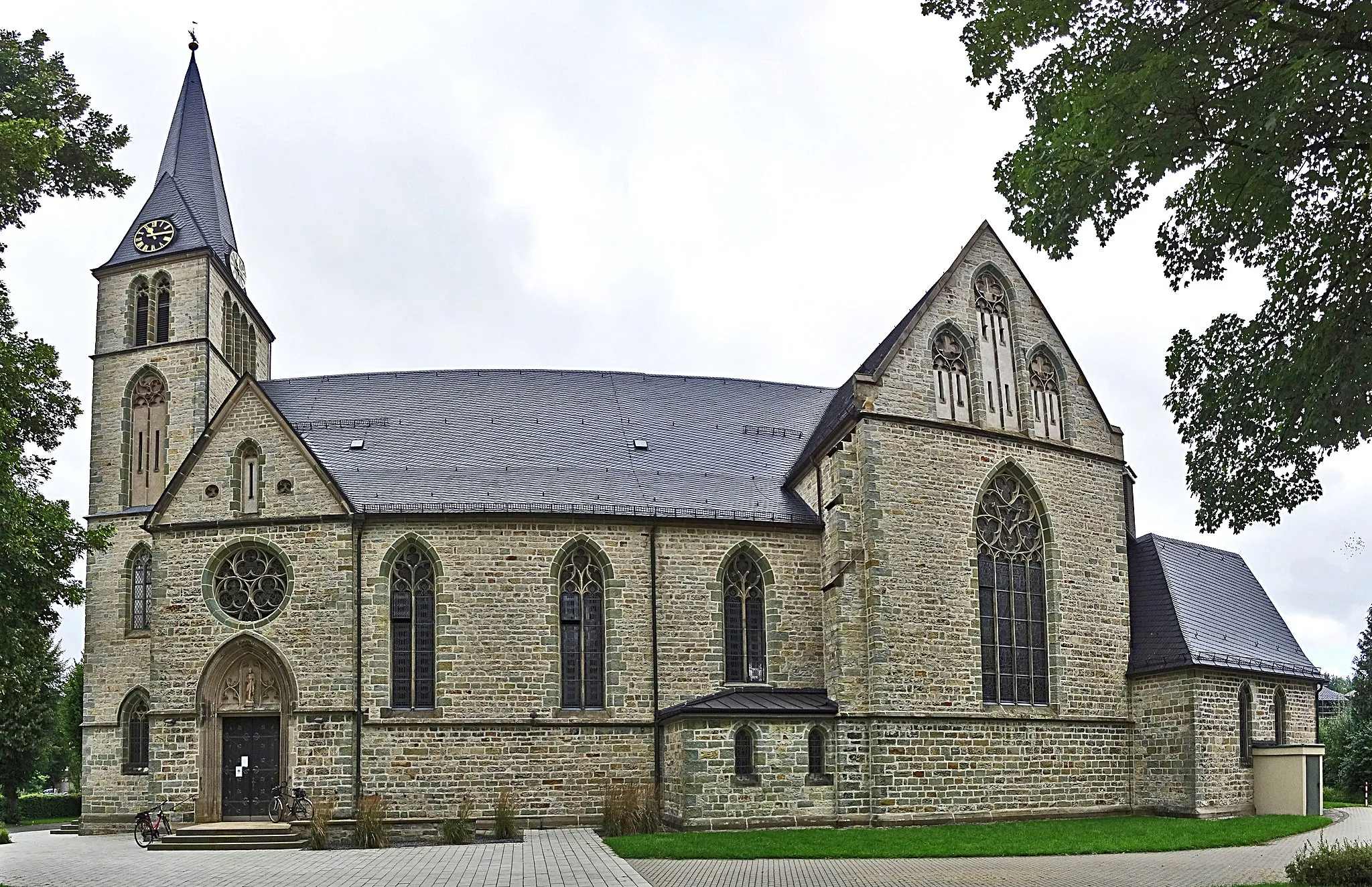 Photo showing: Heilig-Kreuz-Kirche (Altenbeken) von Süden