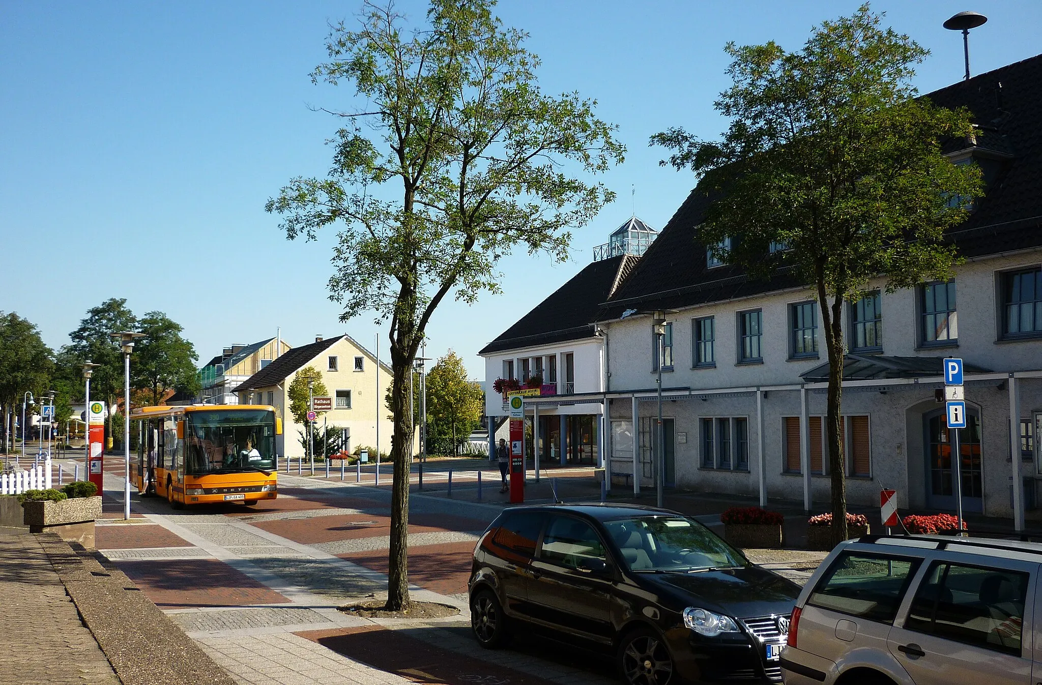 Photo showing: Augustdorf, Rathaus und zentrale Bushaltestelle.