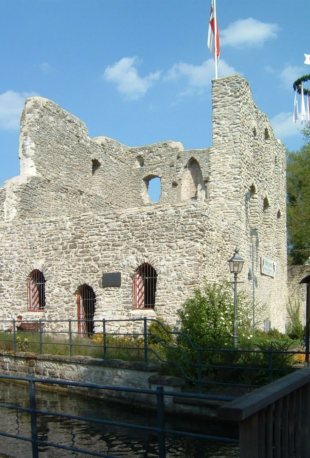 Photo showing: Die Burg mit der Lippe im Vordergrund, die am Fuß der Burg entspringt; Bad Lippspringe