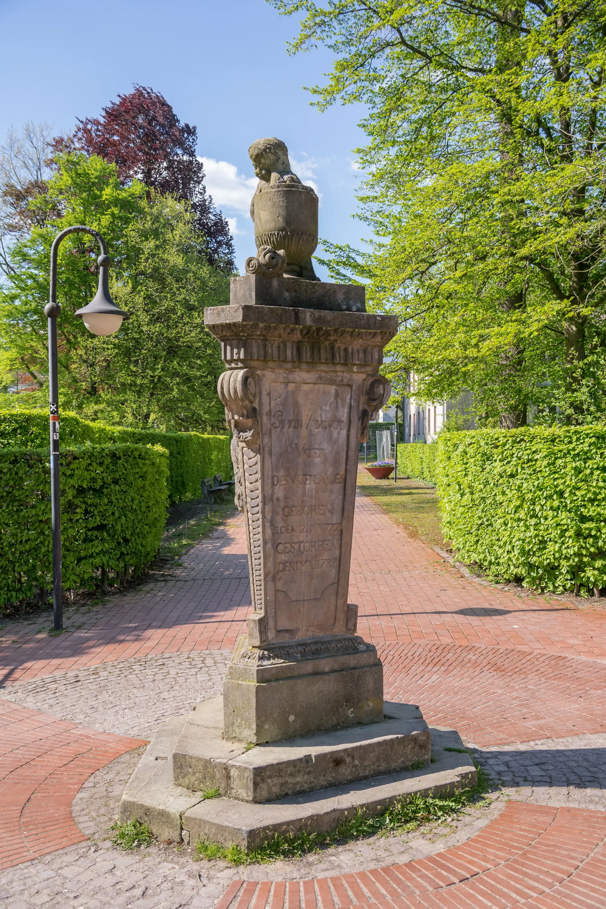 Photo showing: Denkmal für Graf Simon August zur Lippe, aufgestellt im Kurpark Bad Meinberg